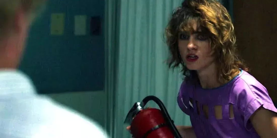 Nancy holds fire extinguisher - Stranger Things 3