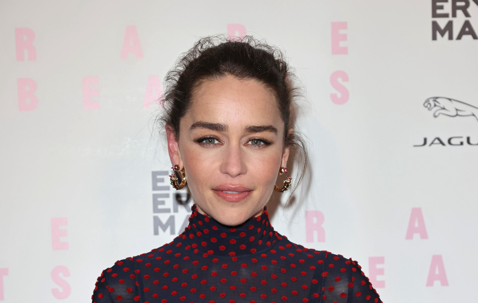 A Emilia Clarke le falta "bastante" cerebro tras los aneurismas sufridos