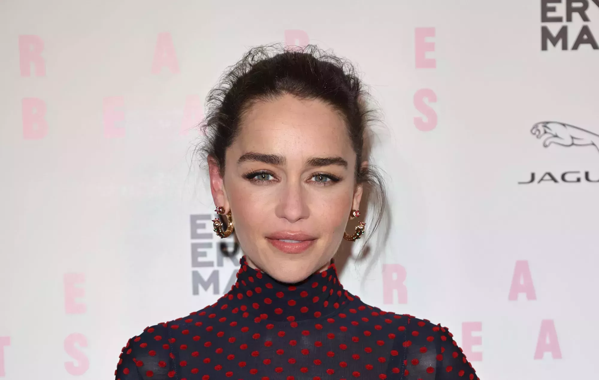 A Emilia Clarke le falta 