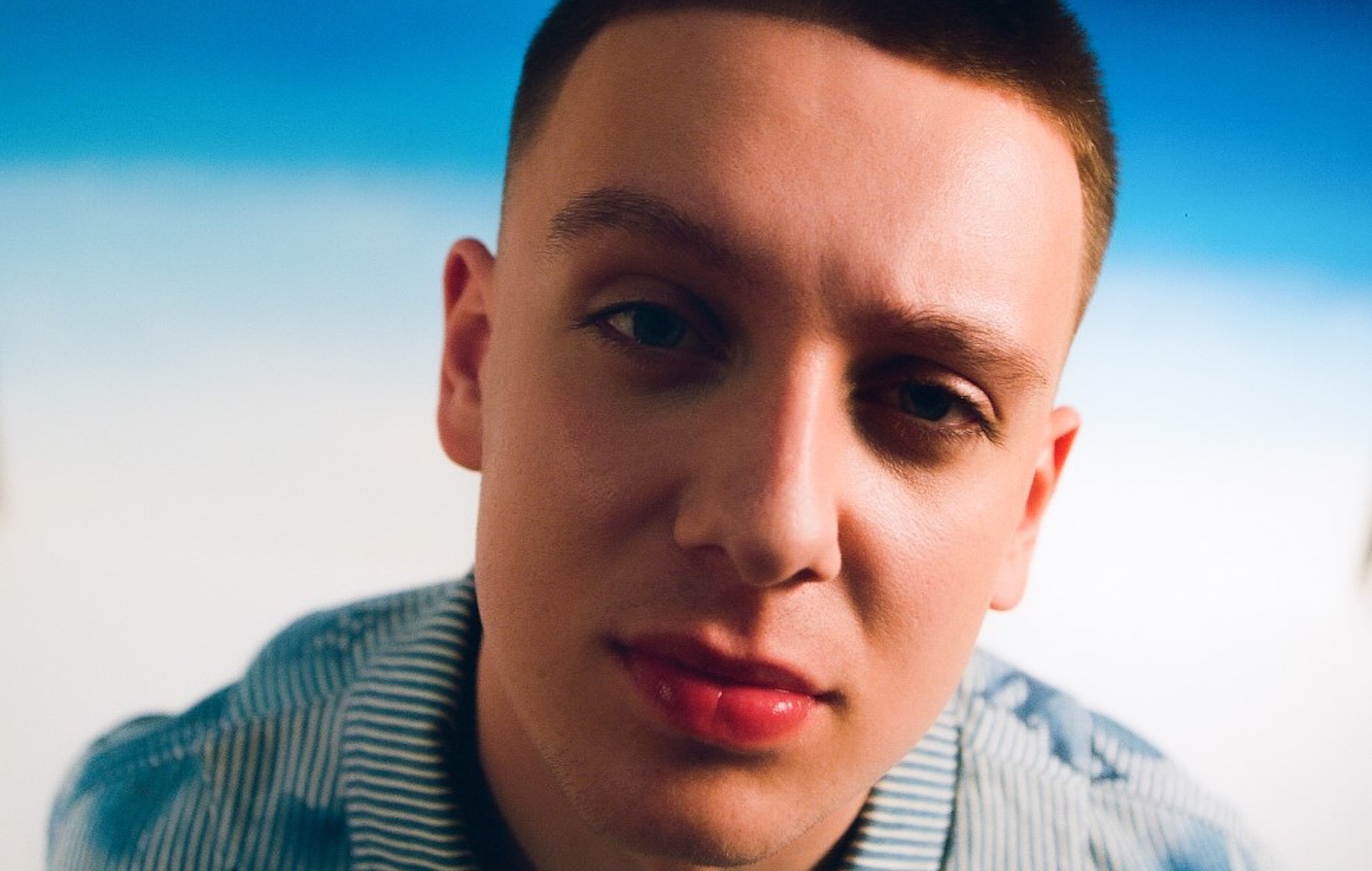 Aitch lanza un plan de viajes gratuitos para ayudar a los jóvenes aficionados a ir a los conciertos y festivales