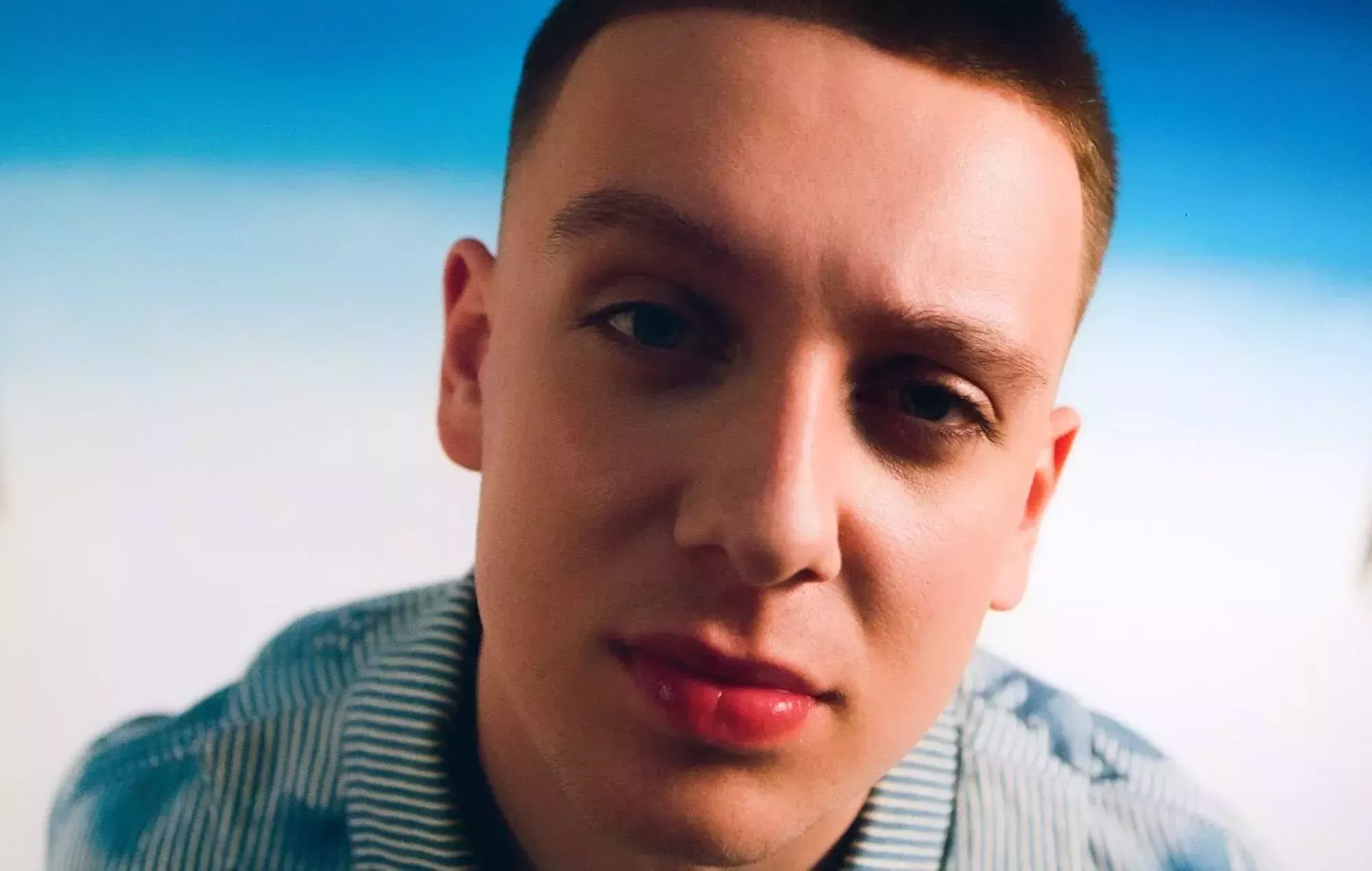 Aitch lanza un plan de viajes gratuitos para ayudar a los jóvenes aficionados a ir a los conciertos y festivales