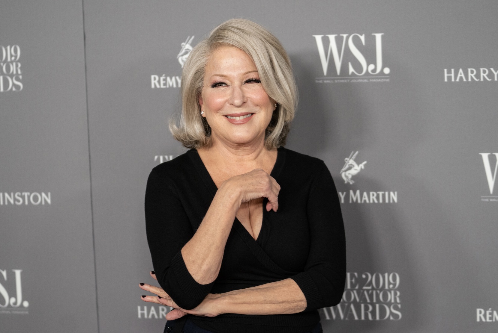 Bette Midler aclara sus comentarios sobre el "borrado" de las mujeres tras ser acusada de transfobia