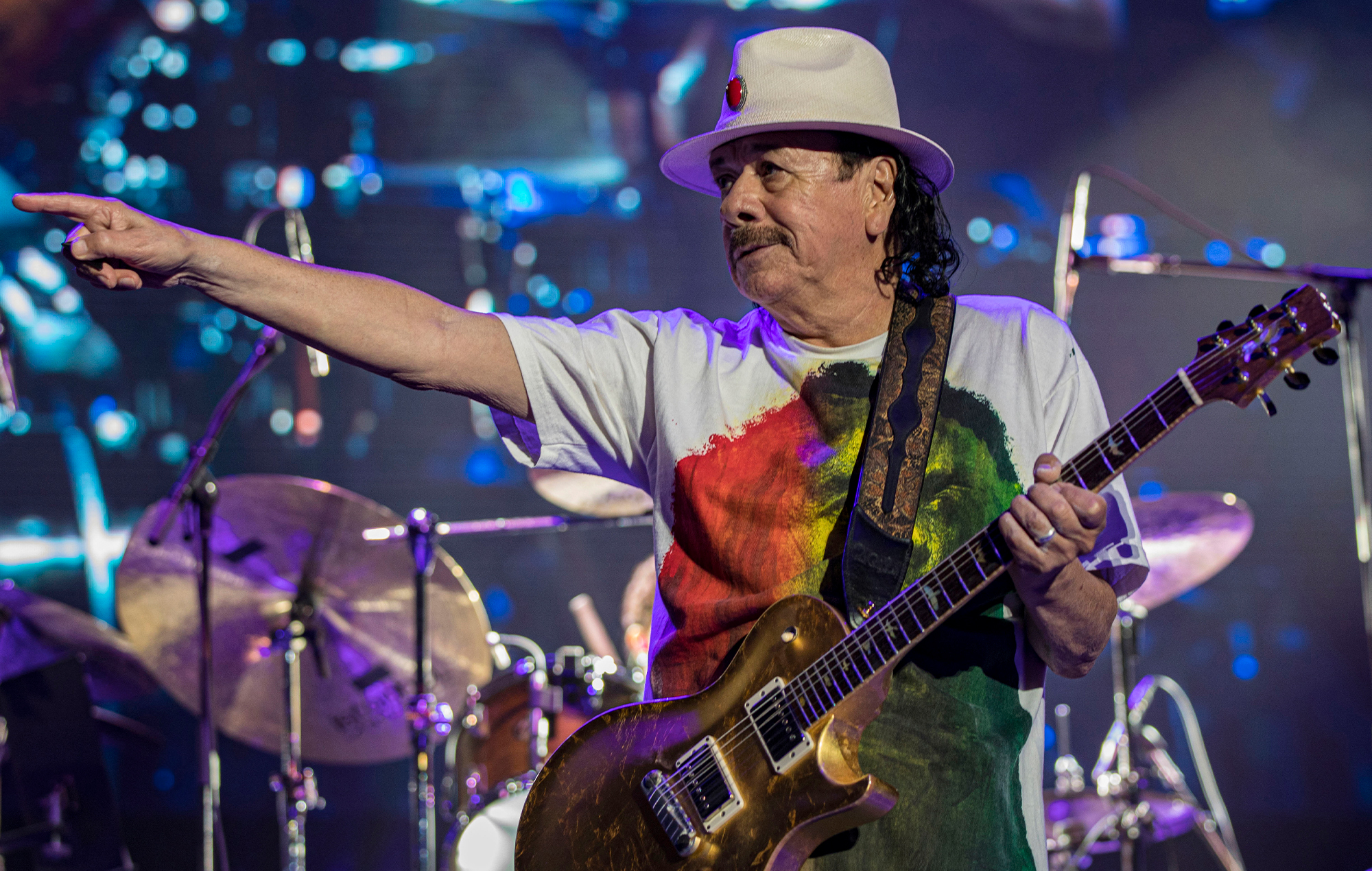 Carlos Santana pospone las próximas seis fechas de su gira "por precaución de su salud"