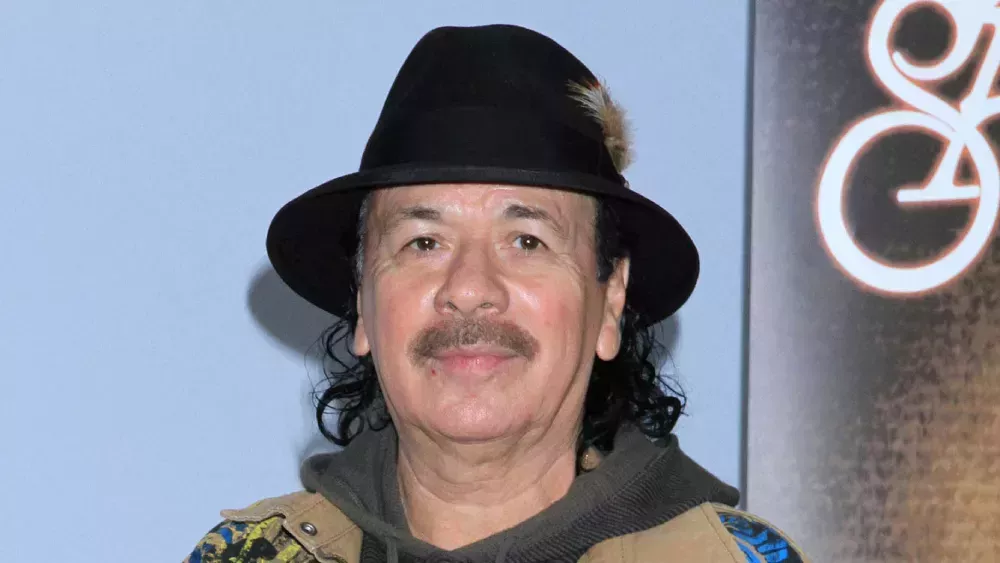 

	
		Carlos Santana se desmaya en el escenario en Michigan
	
	