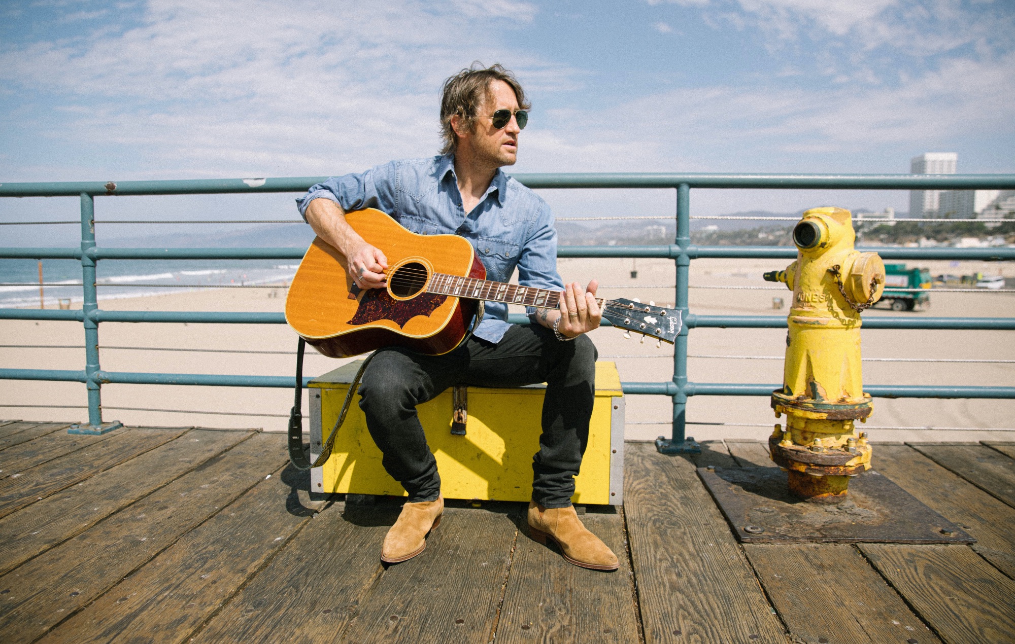 Chris Shiflett de Foo Fighters comparte su nuevo y agridulce single en solitario, 'Long, Long Year'