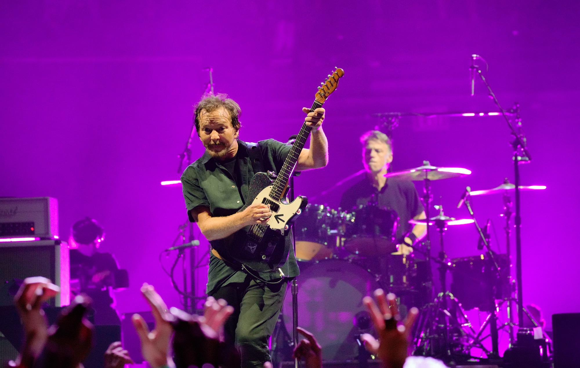 Eddie Vedder expulsa a un fan del concierto de Pearl Jam por pelearse: "No se permite la violencia"