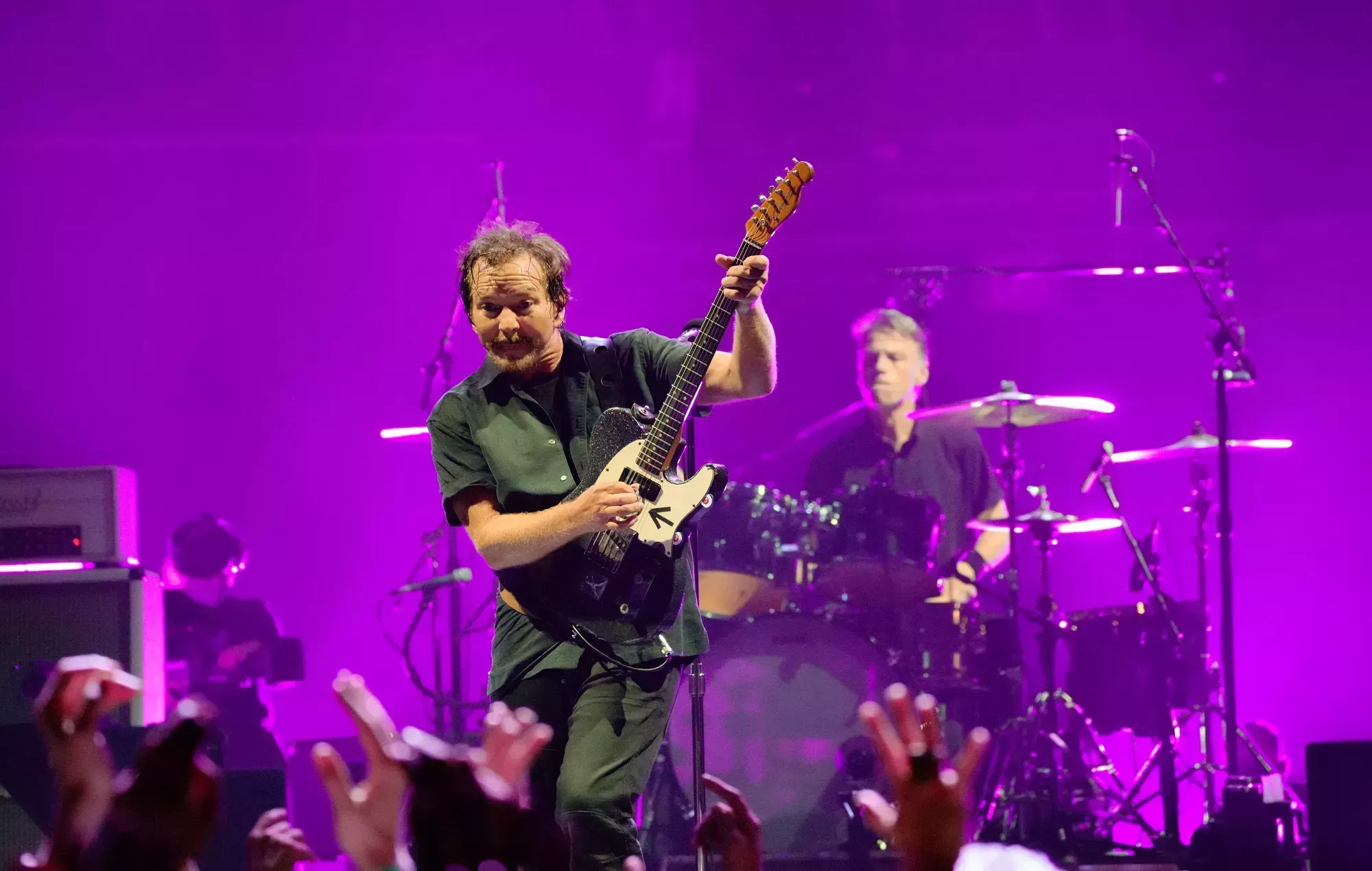 Eddie Vedder expulsa a un fan del concierto de Pearl Jam por pelearse: 