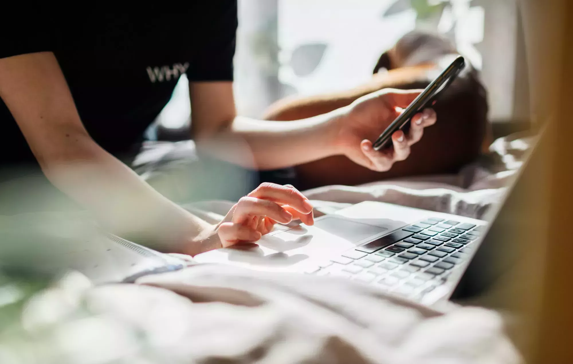 EE bloqueará los sitios y aplicaciones de piratería musical en el móvil