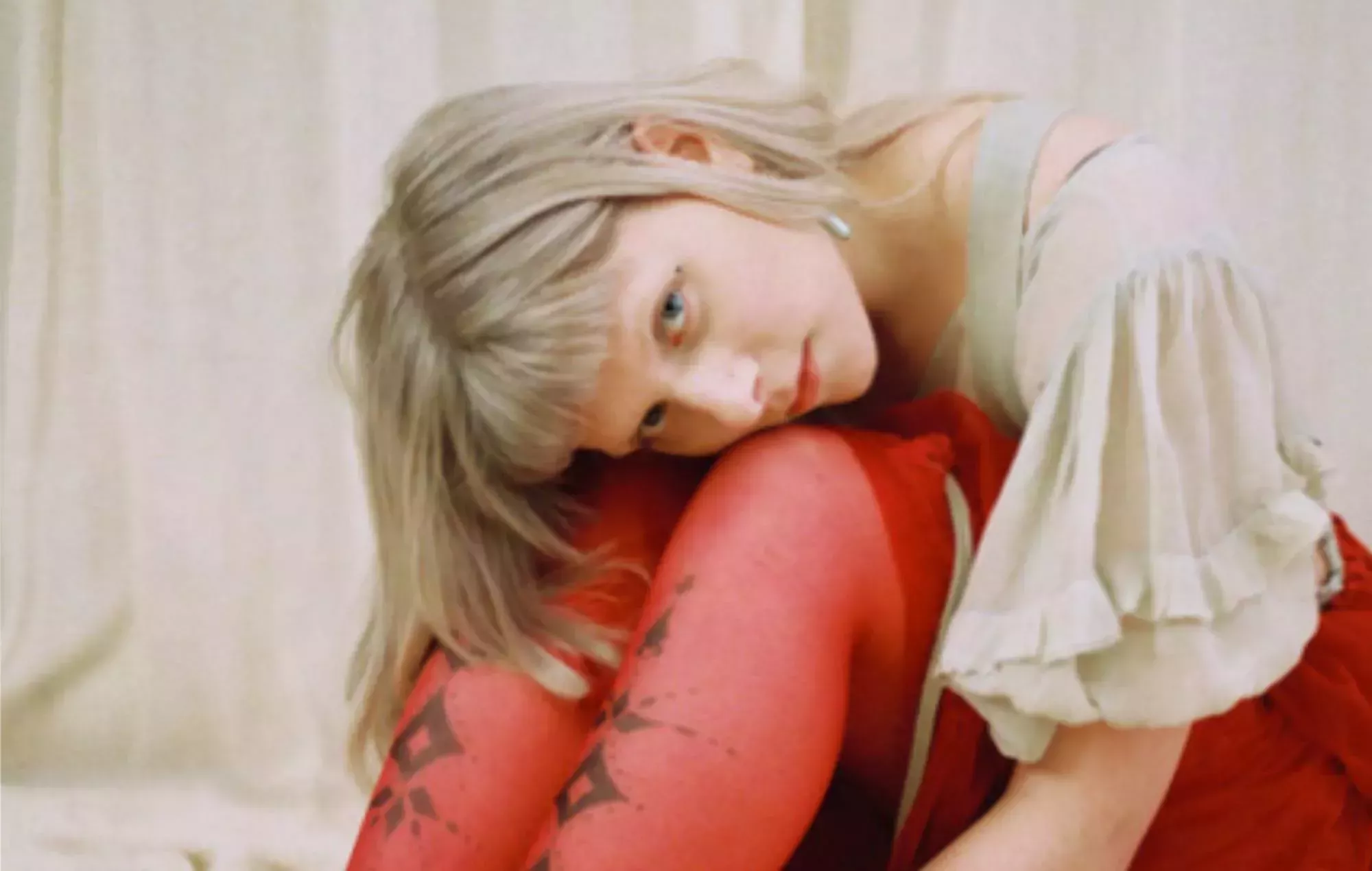 Escucha el nuevo tema de AURORA 'The Devil Is Human'