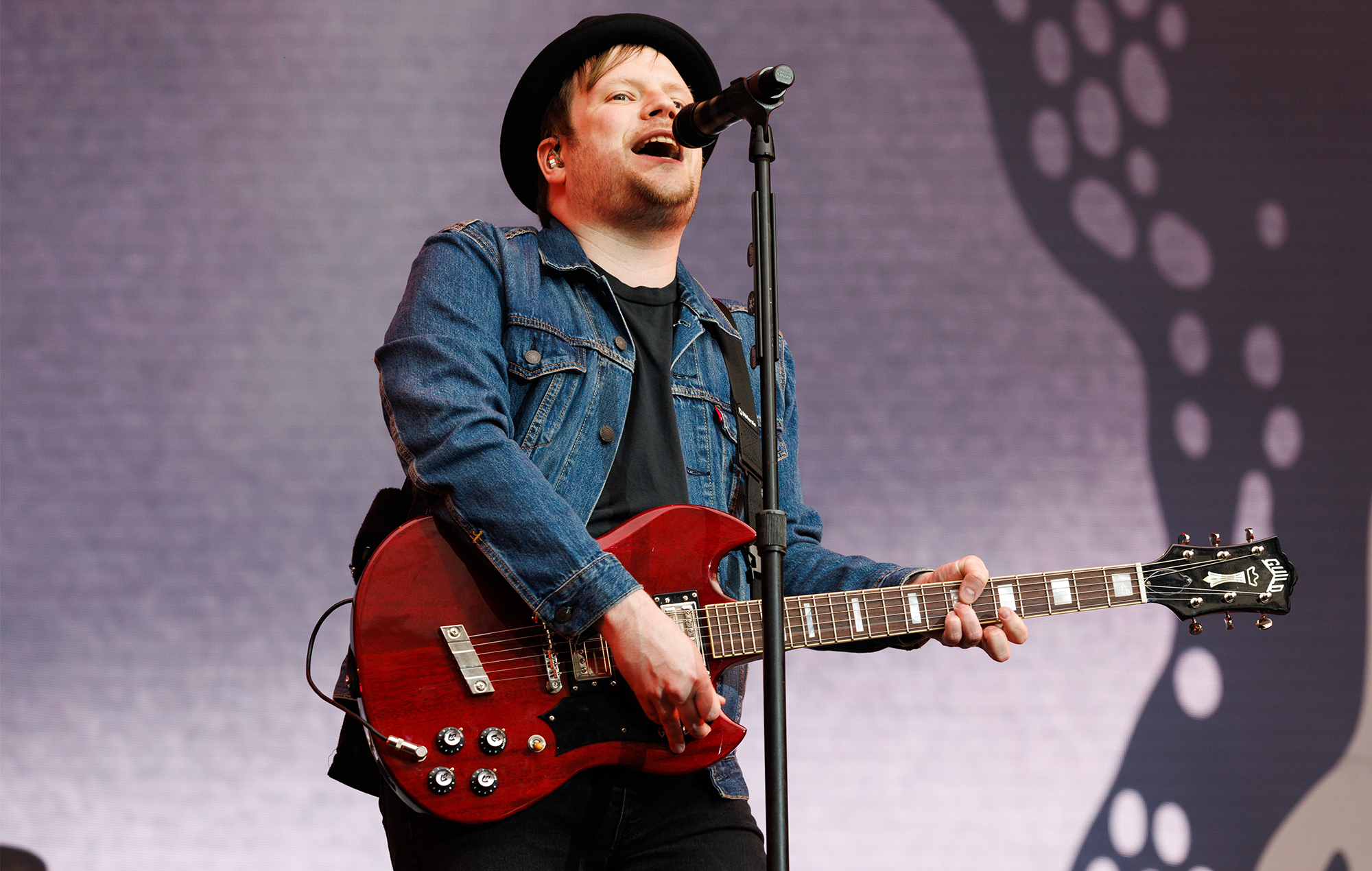 Fall Out Boy dona 100.000 dólares a una fundación para la seguridad de las armas tras el tiroteo en Highland Park