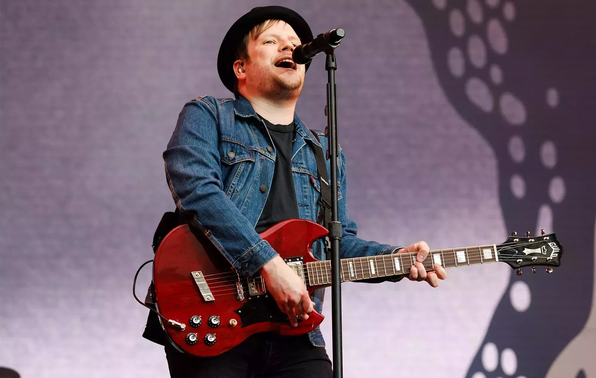 Fall Out Boy dona 100.000 dólares a una fundación para la seguridad de las armas tras el tiroteo en Highland Park