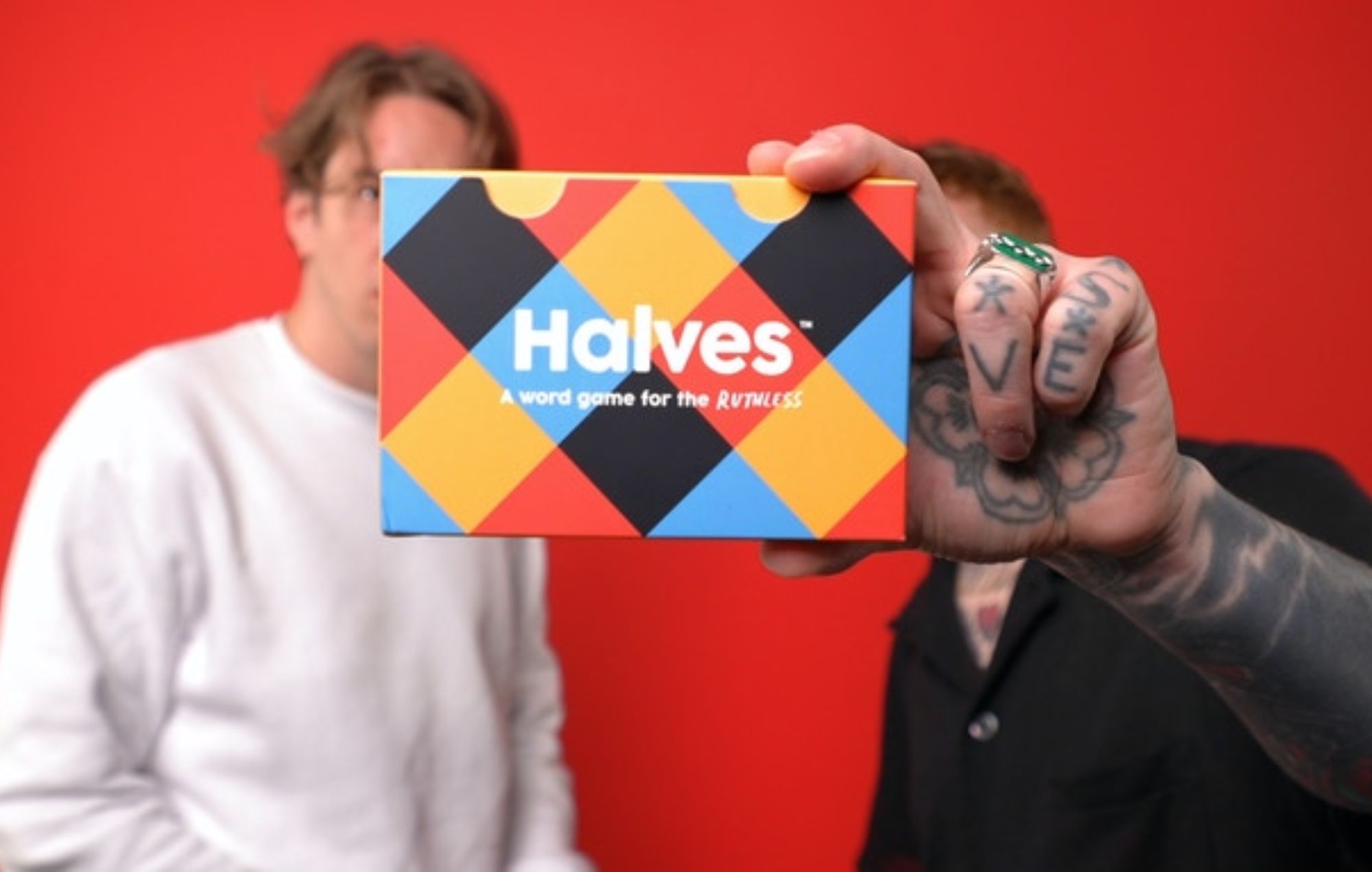 Frank Carter anuncia el nuevo juego de cartas 'Halves'