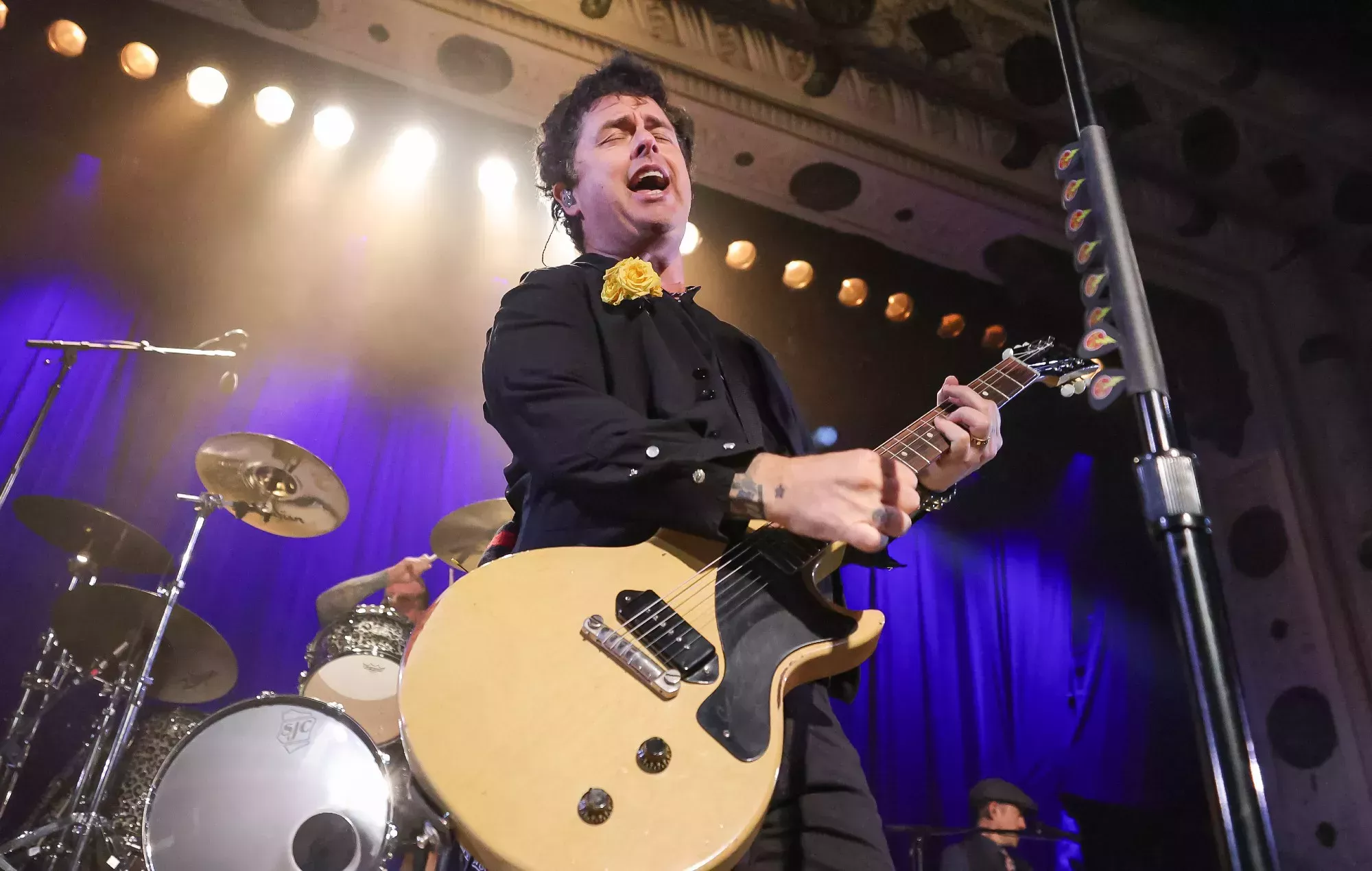 Green Day interpreta sus temas más profundos en el concierto de calentamiento de Lollapalooza