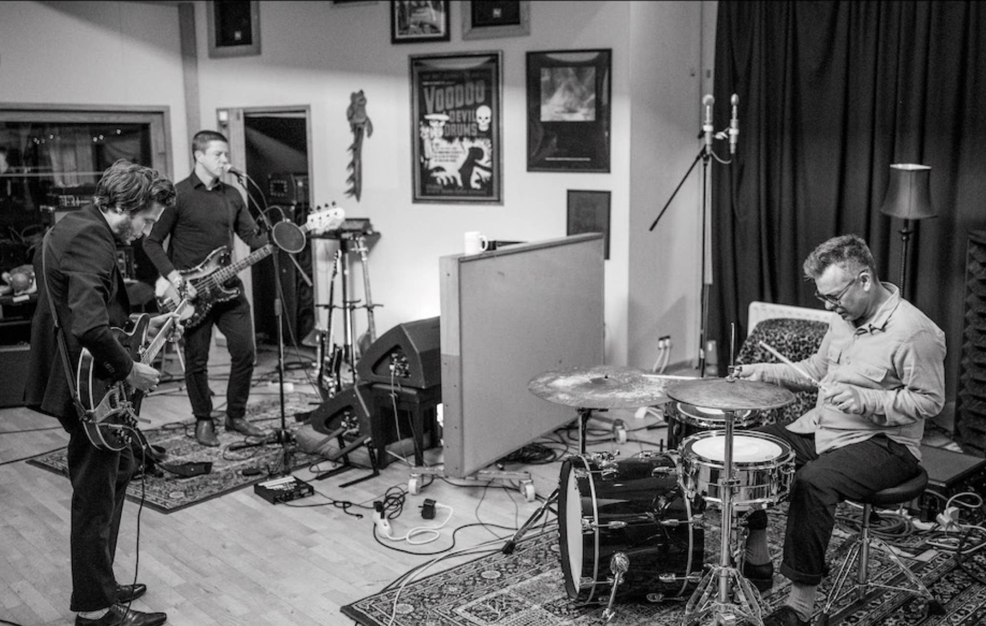 Interpol anuncia una exposición mundial y una tienda pop-up "Big Shot City".