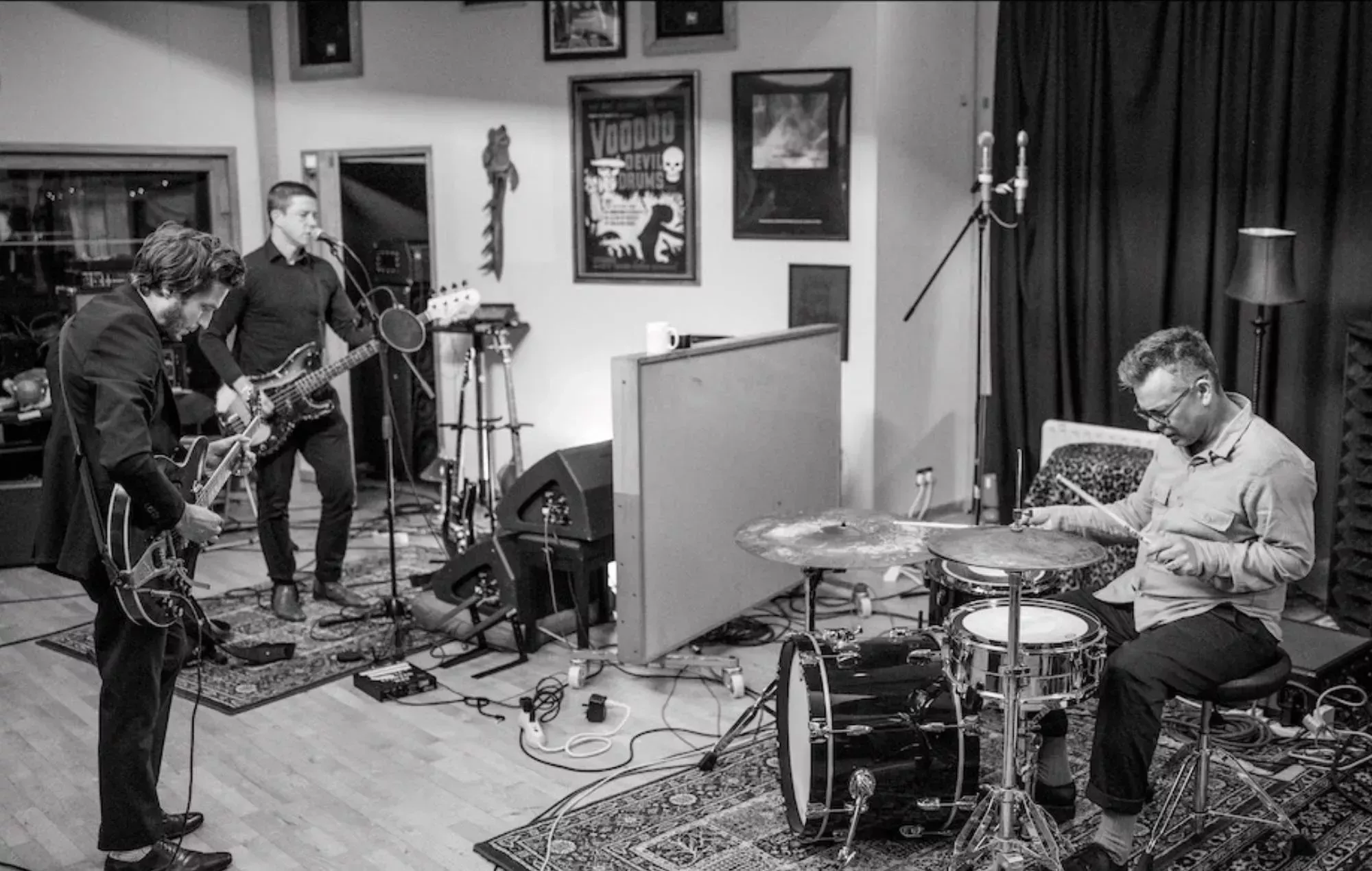 Interpol anuncia una exposición mundial y una tienda pop-up 