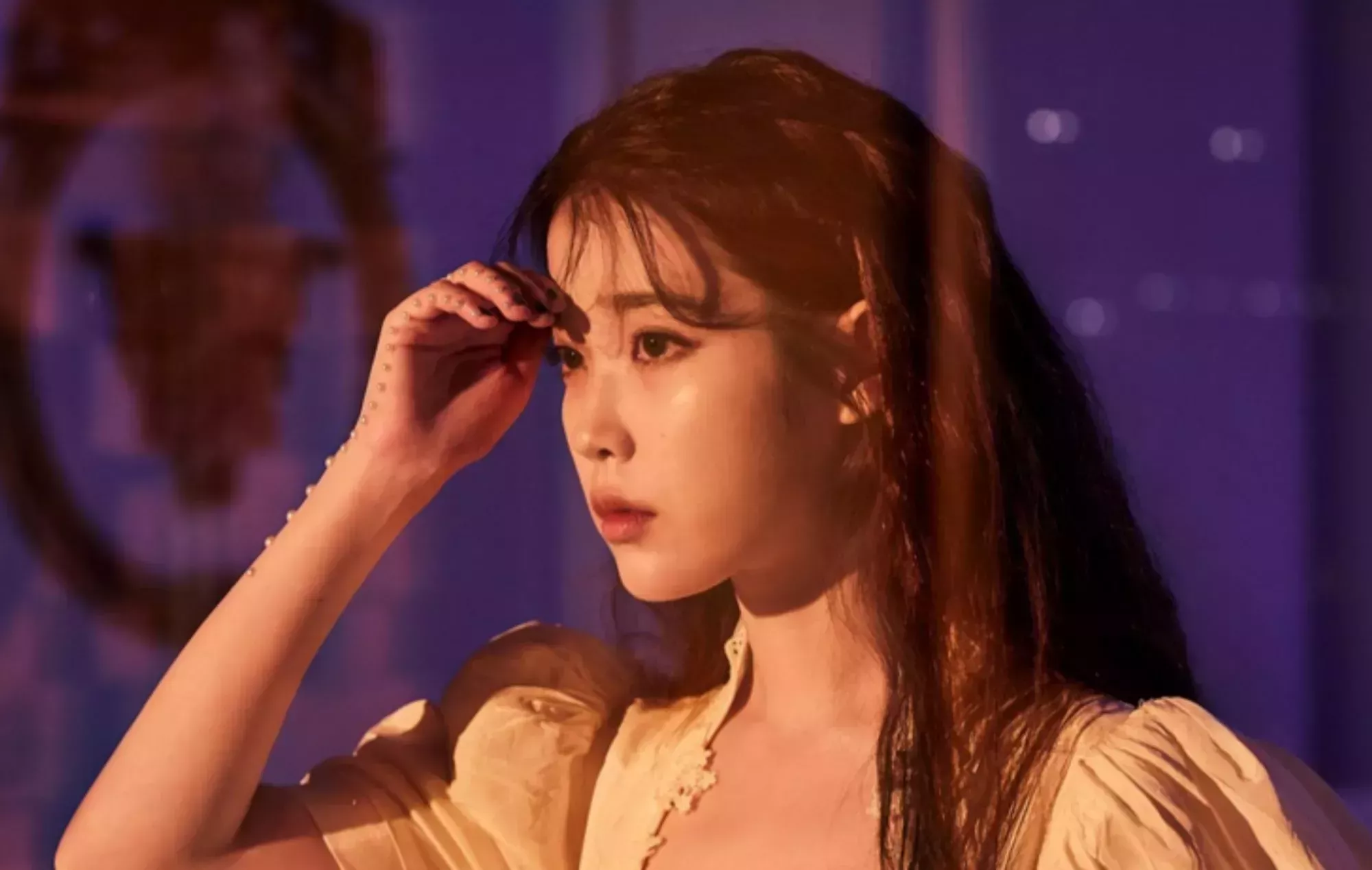 IU insinúa un nuevo proyecto con el teaser de 'The Golden Hour'