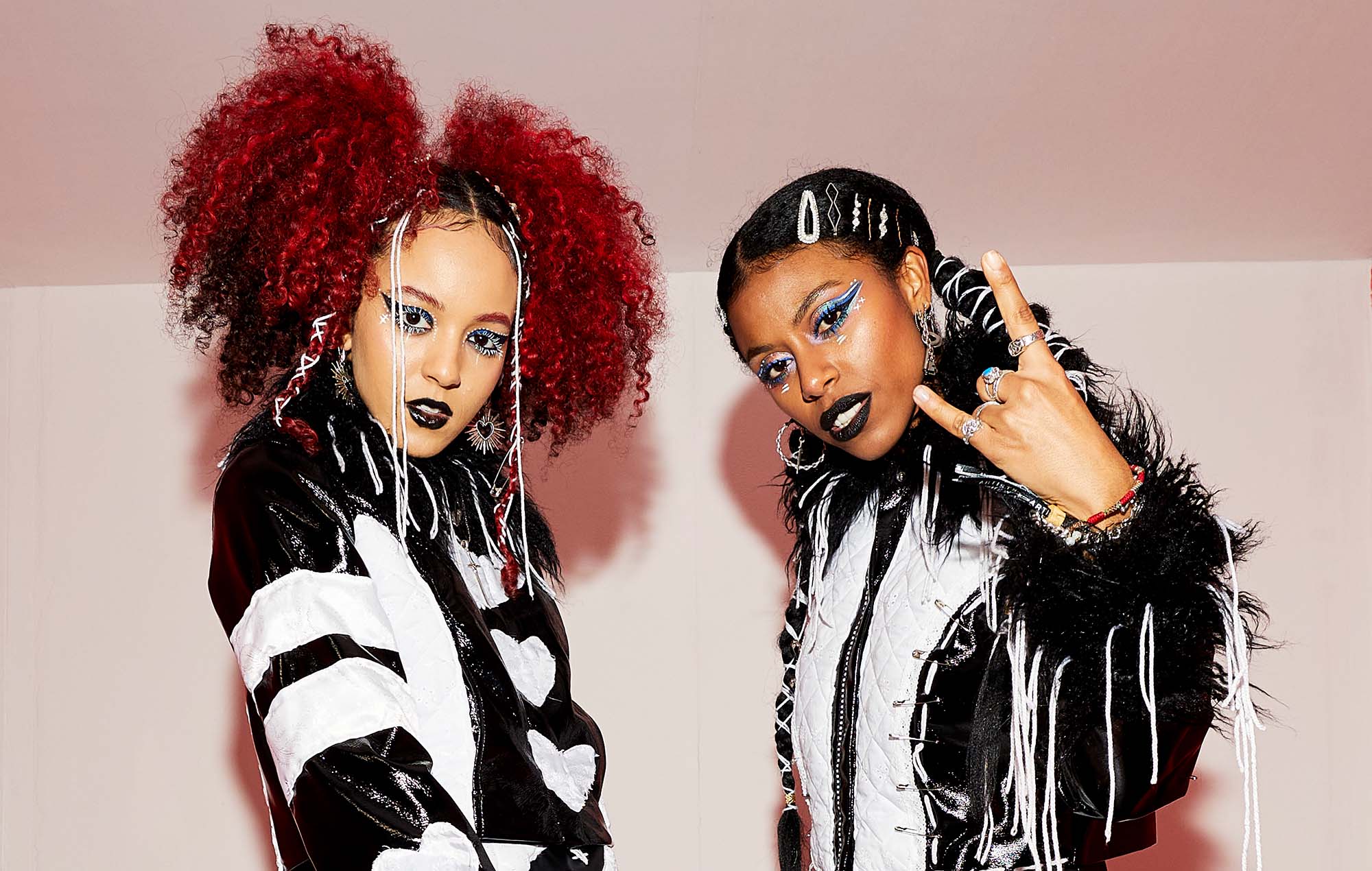 Las gemelas Nova cancelan el espectáculo de Les Nuits Secrètes por las colas en Dover