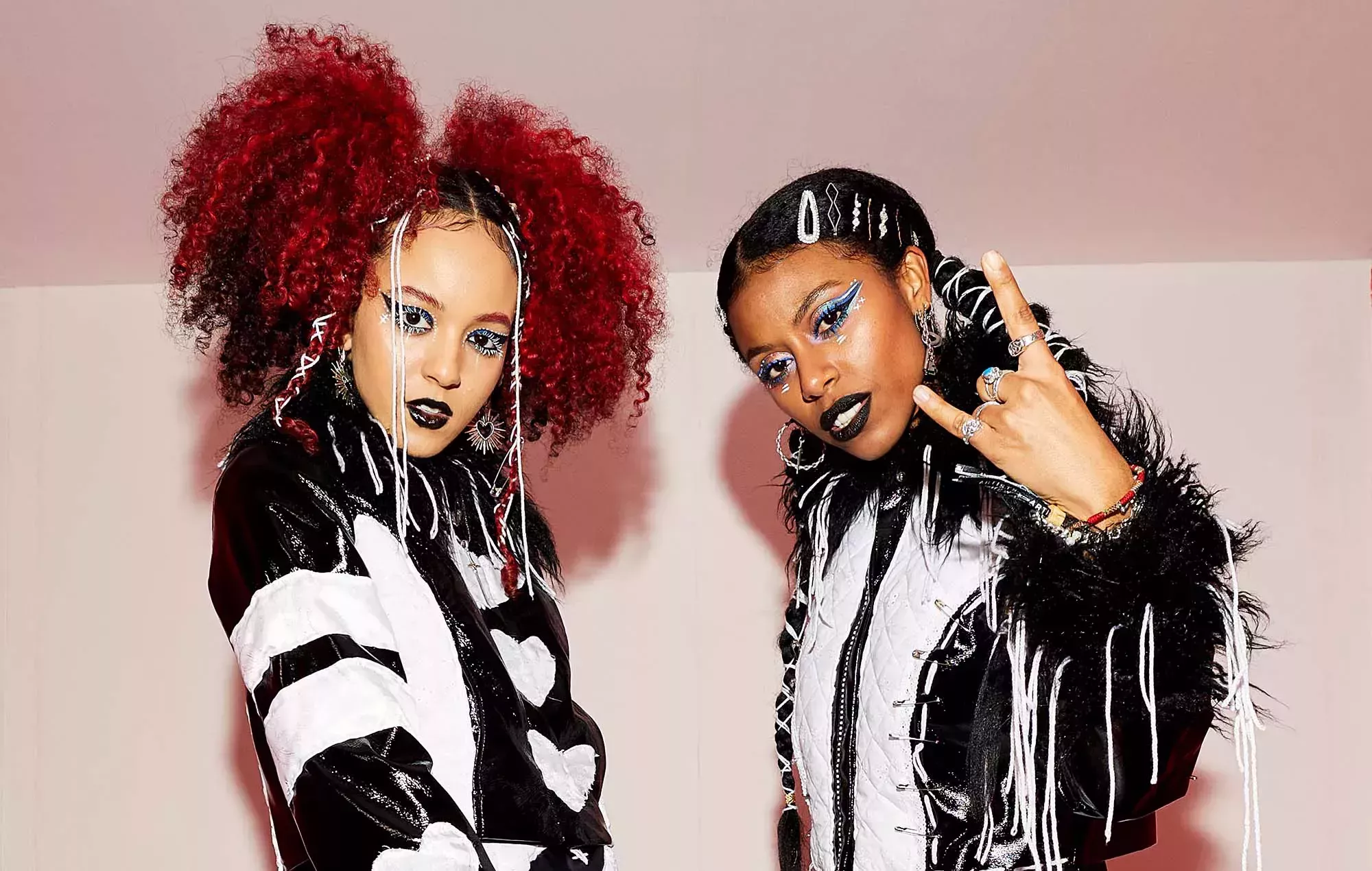 Las gemelas Nova cancelan el espectáculo de Les Nuits Secrètes por las colas en Dover