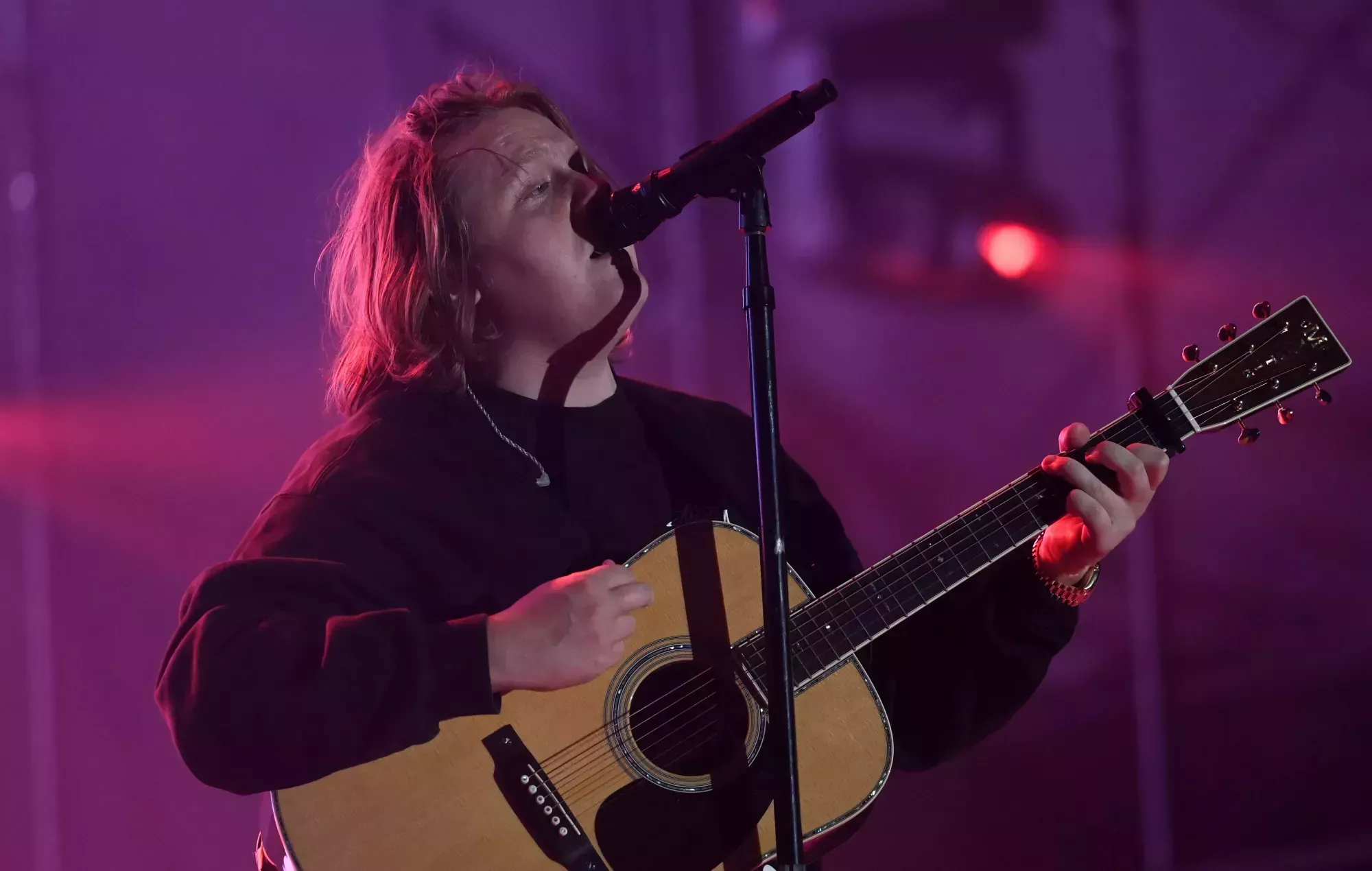 Lewis Capaldi aún no ha terminado su segundo álbum: 