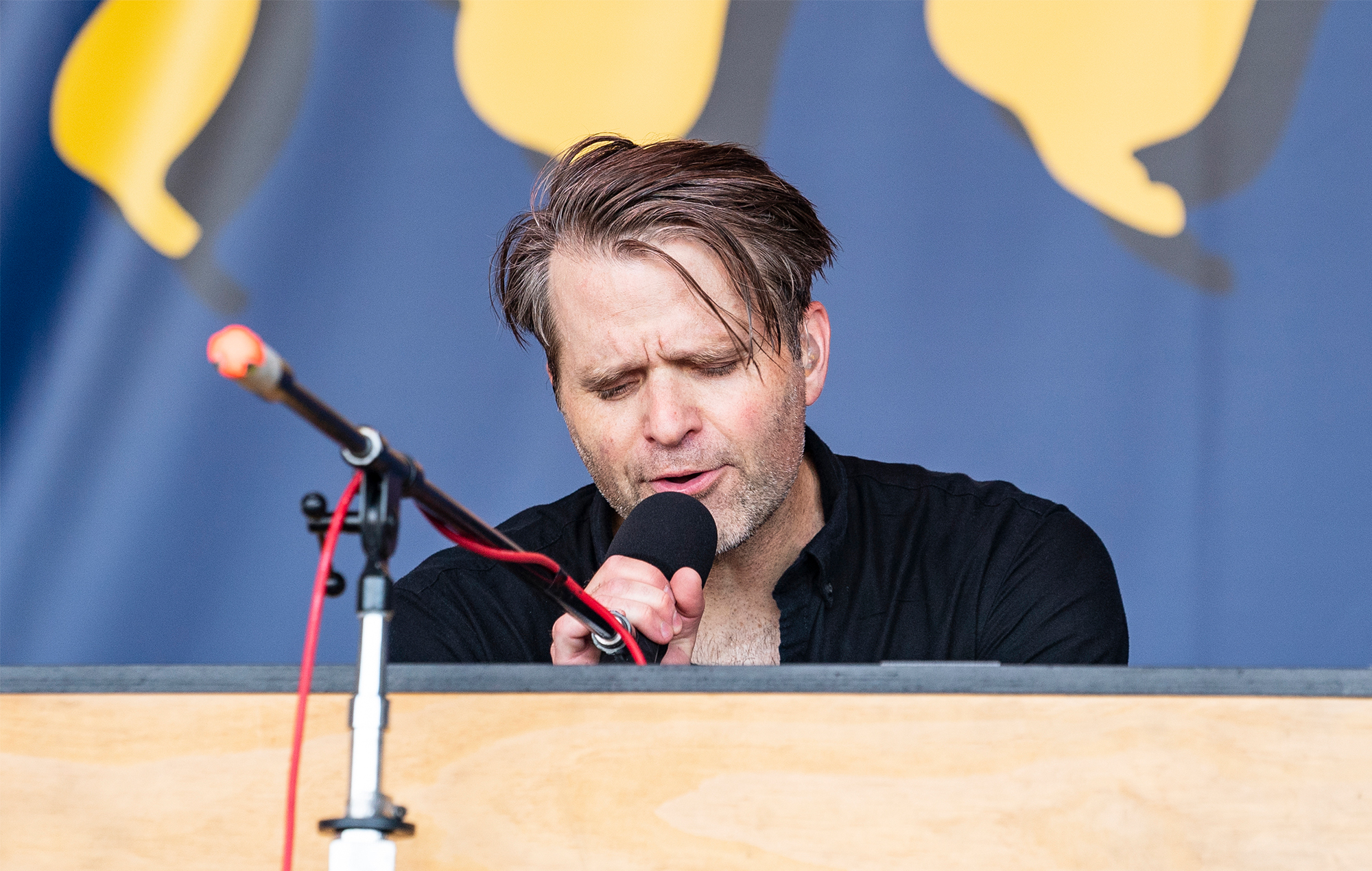 Mira cómo Death Cab For Cutie toca una canción inédita llamada 'Here To Forever'