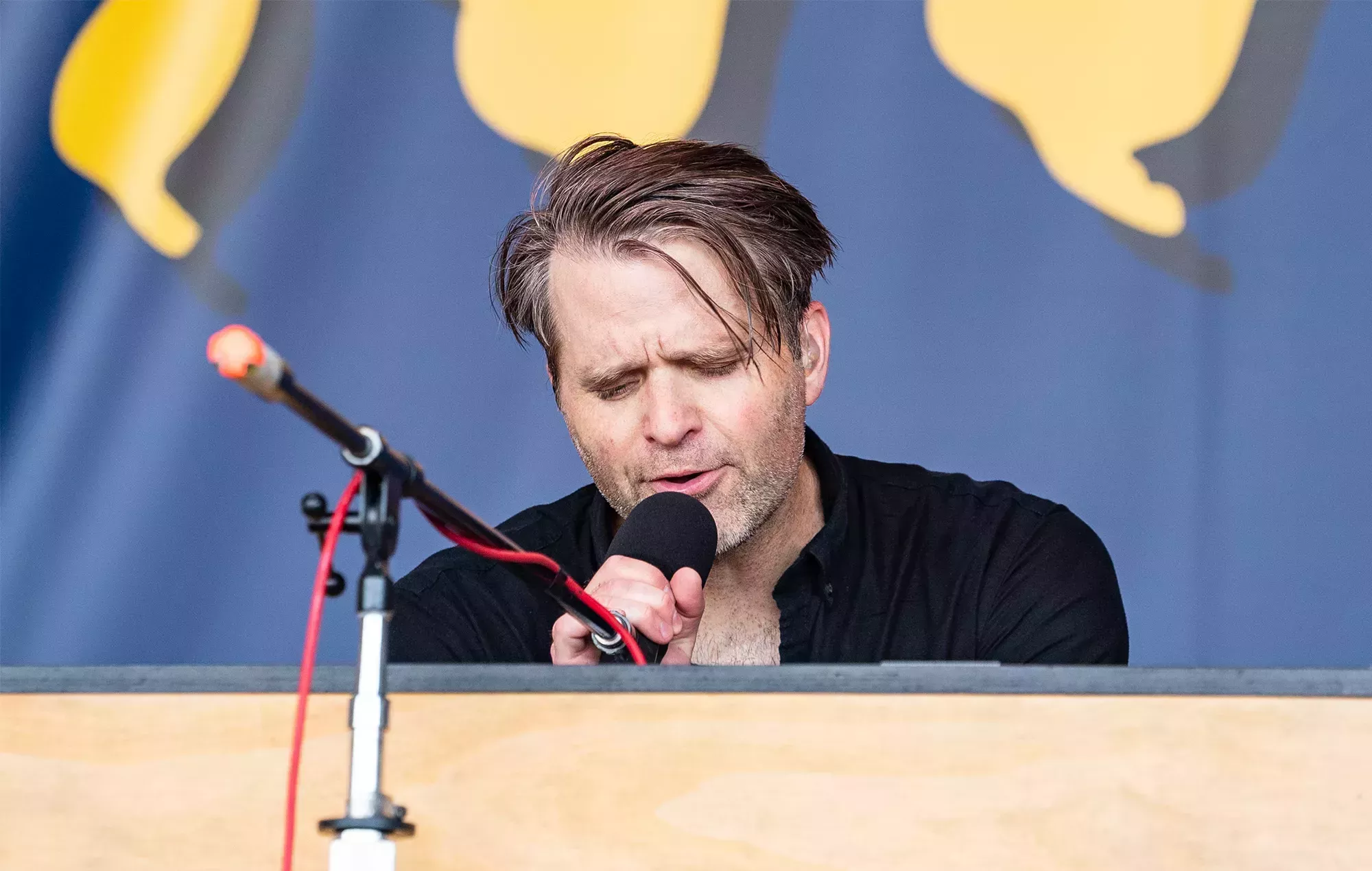 Mira cómo Death Cab For Cutie toca una canción inédita llamada 'Here To Forever'