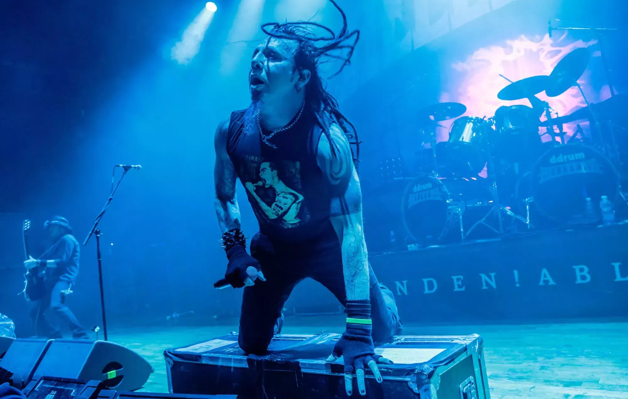 Mira cómo el cantante de Mudvayne se cae del escenario durante 'Not Falling'