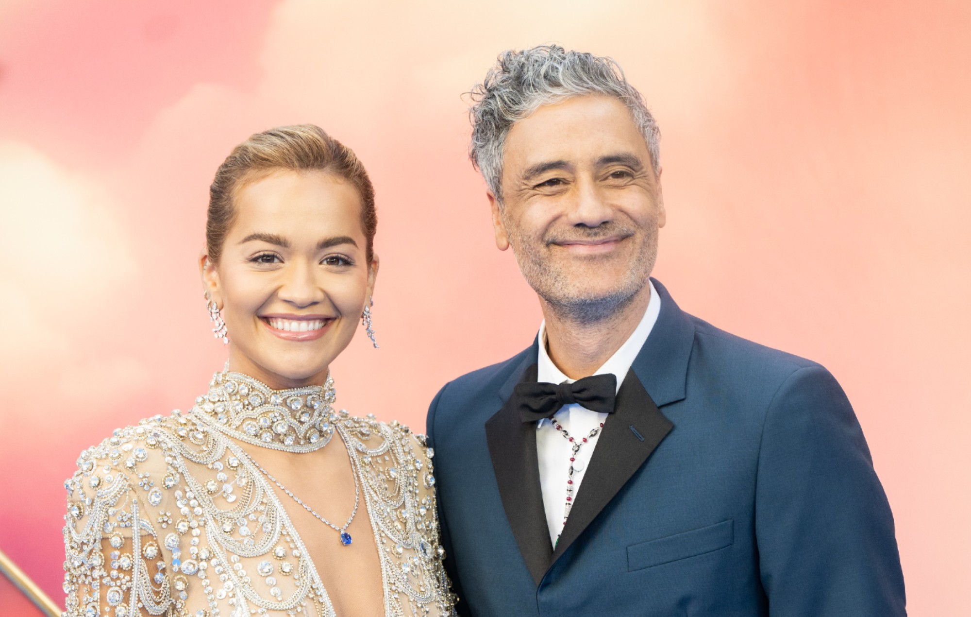 Mira cómo Taika Waititi se cuela en la entrevista de su novia Rita Ora en directo