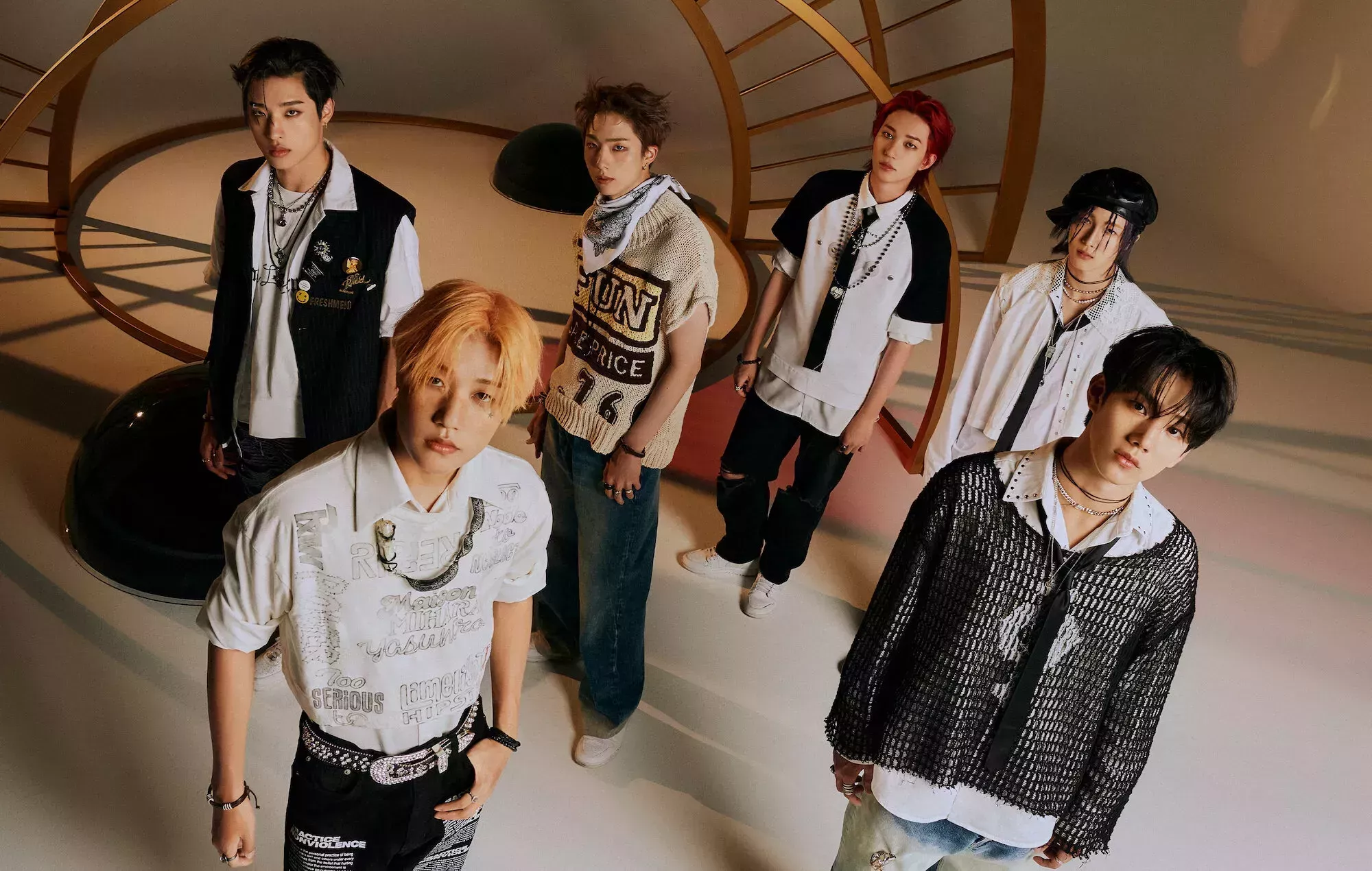 P1Harmony se enfrentan en una competición deportiva en el vídeo musical de 'Doom Du Doom'