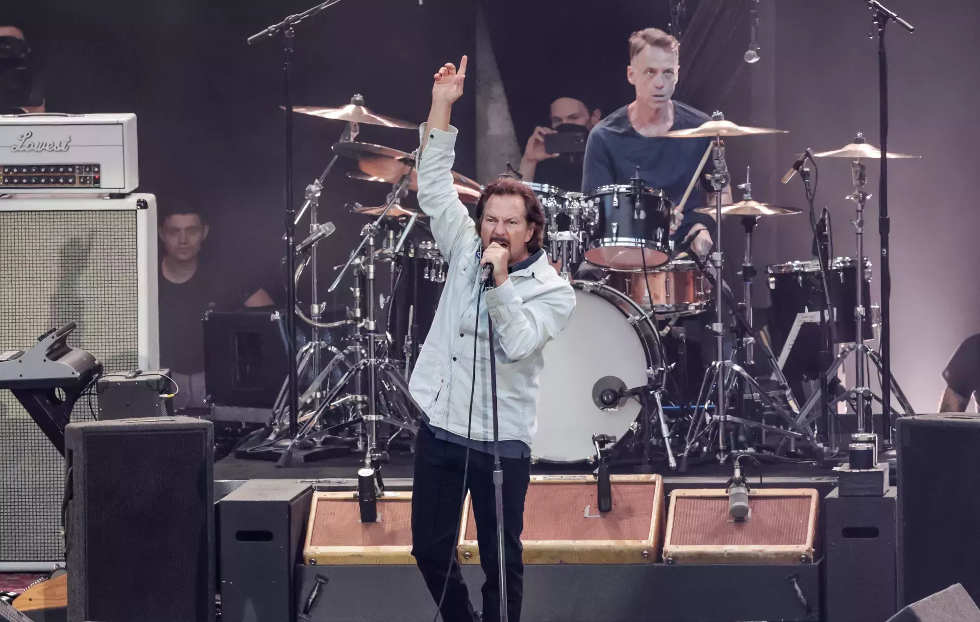 Pearl Jam vuelve a los escenarios mientras Eddie Vedder se recupera de sus problemas vocales