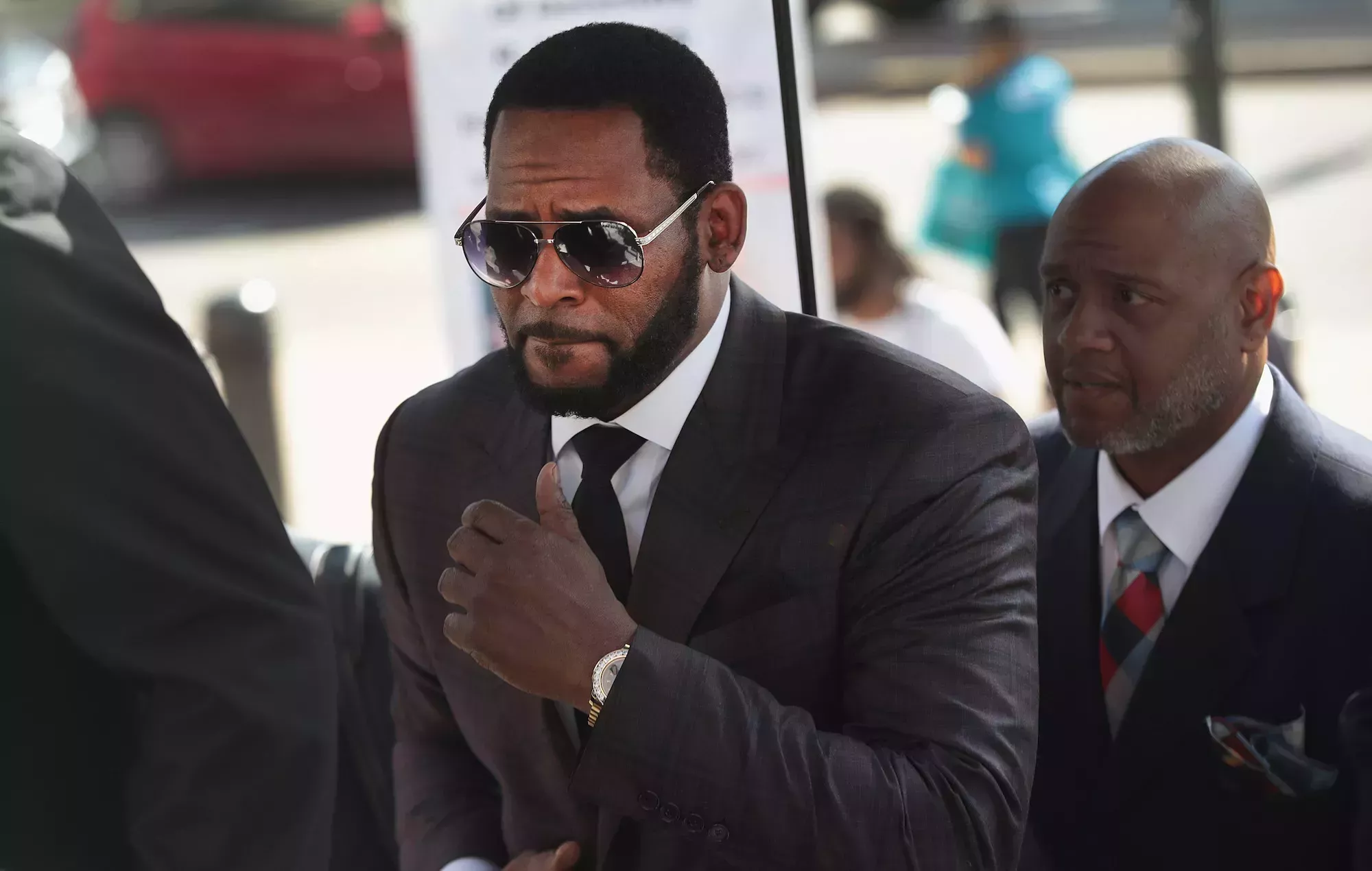 R. Kelly es retirado de la vigilancia por suicidio días después de demandar a la prisión