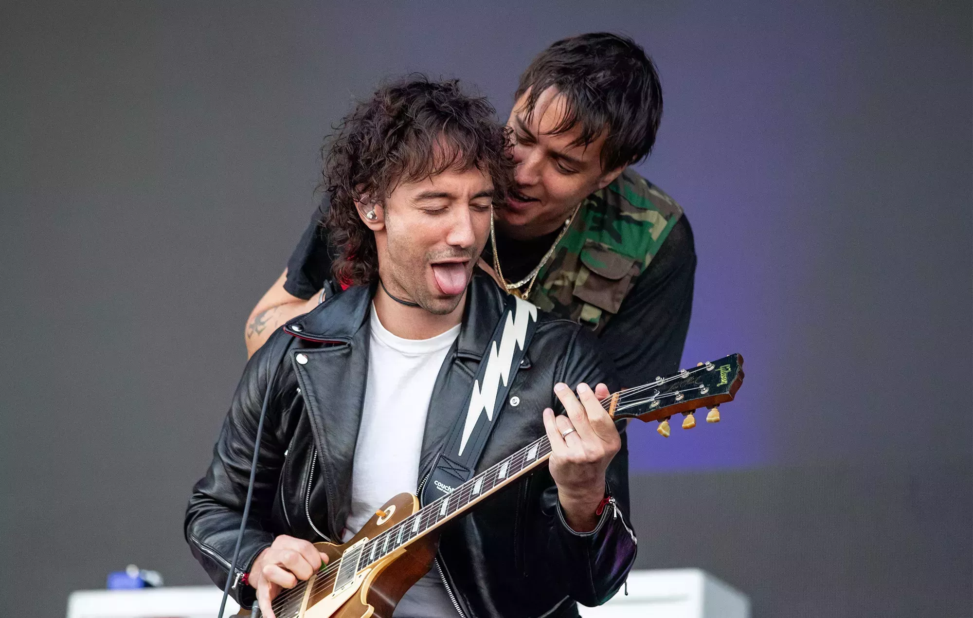 The Strokes invitan a un fan a cantar 'Ode To The Mets' en el Festival de Lytham