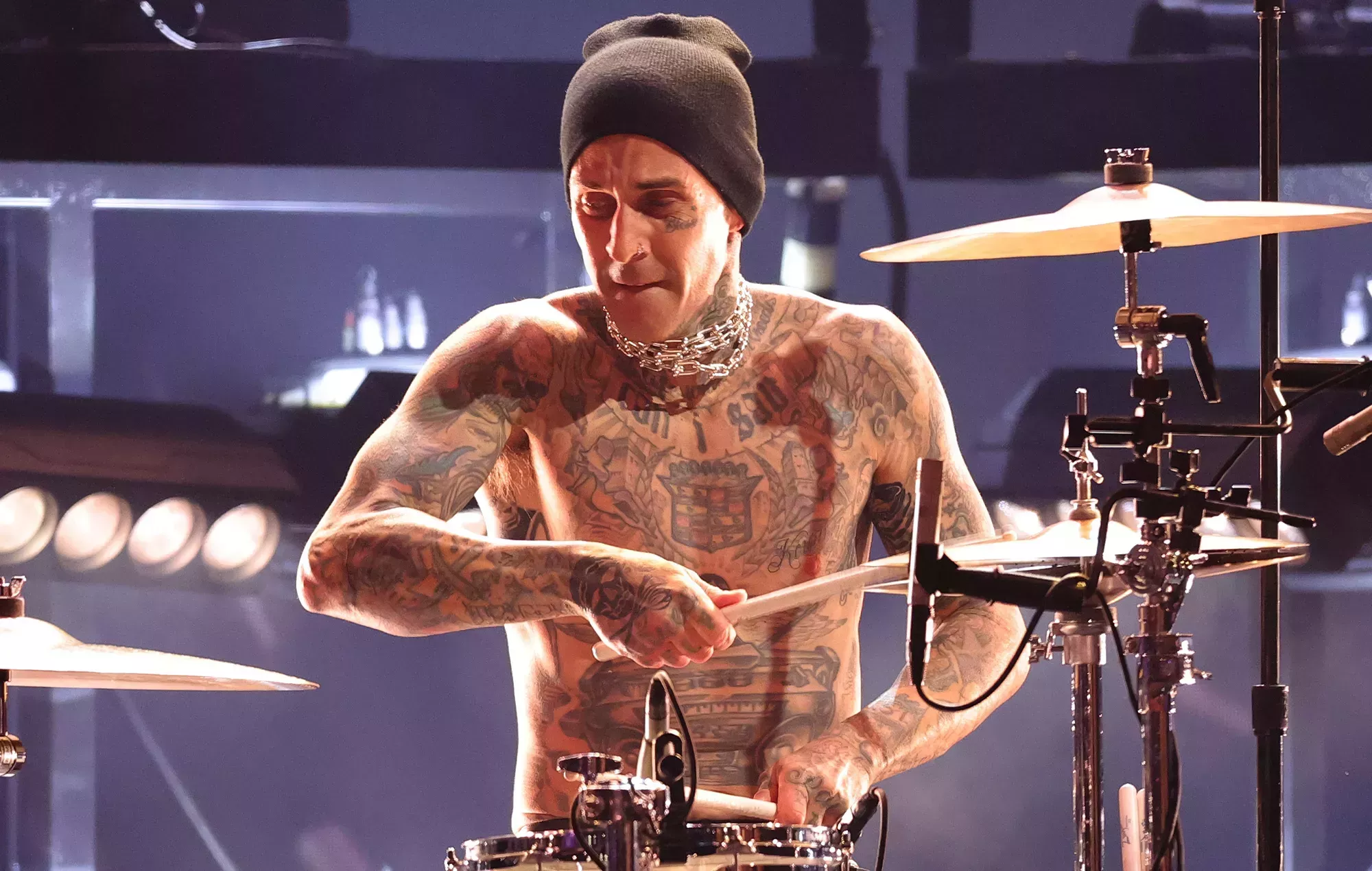 Travis Barker recibe 