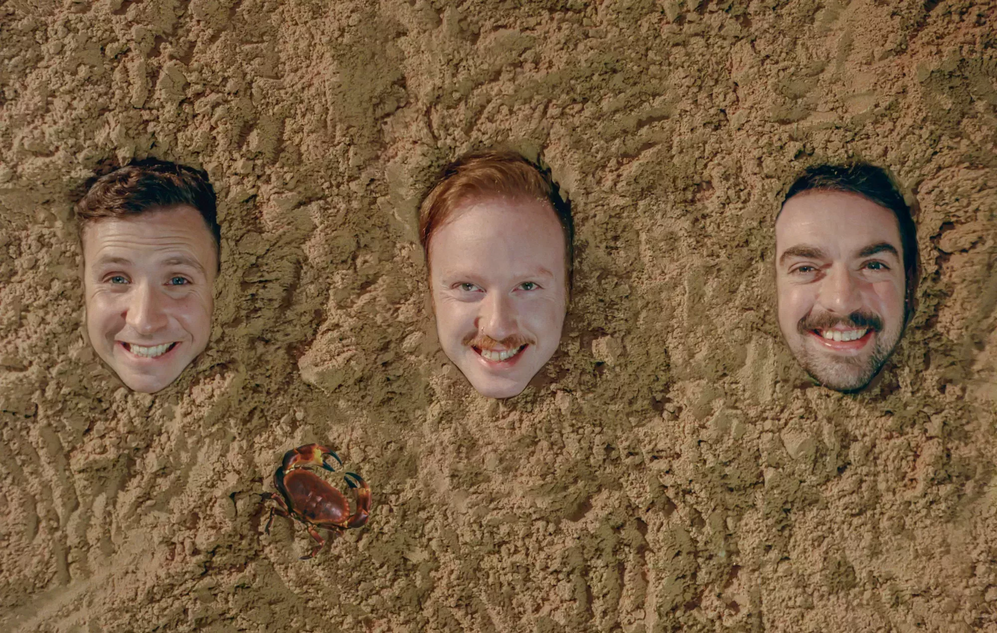 Two Door Cinema Club comparte su nuevo y brillante single 'Lucky'