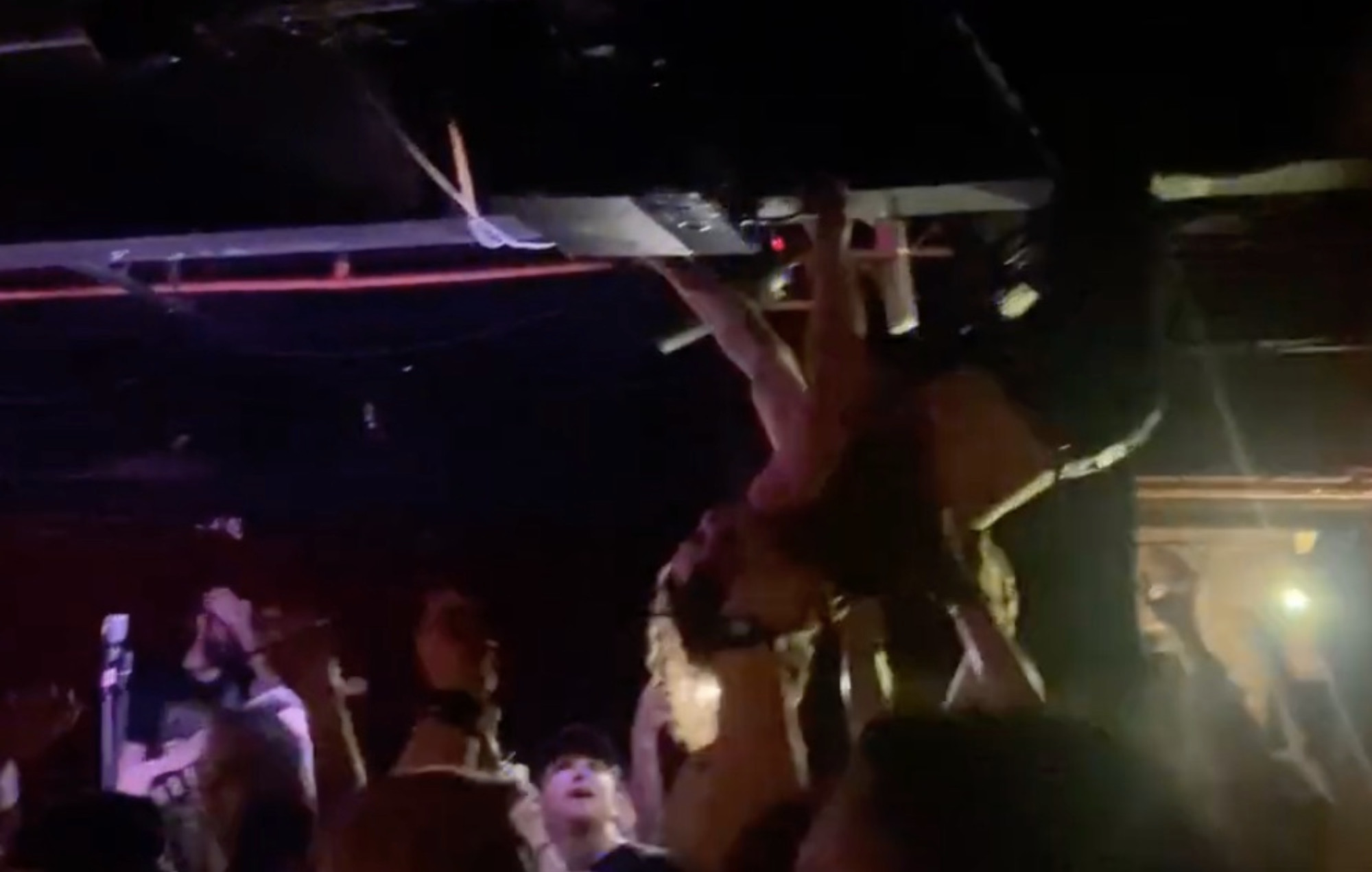 Un fan de Foxing se hace viral por subirse al techo en un concierto en Ohio