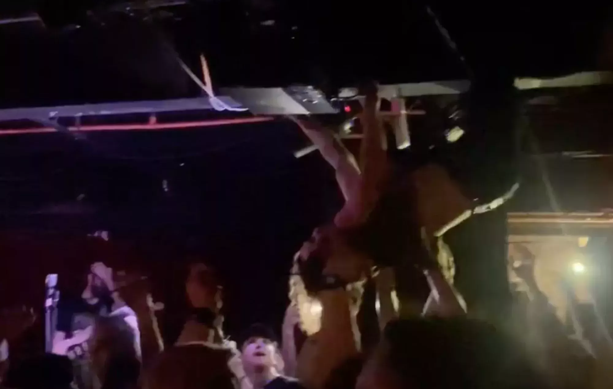 Un fan de Foxing se hace viral por subirse al techo en un concierto en Ohio