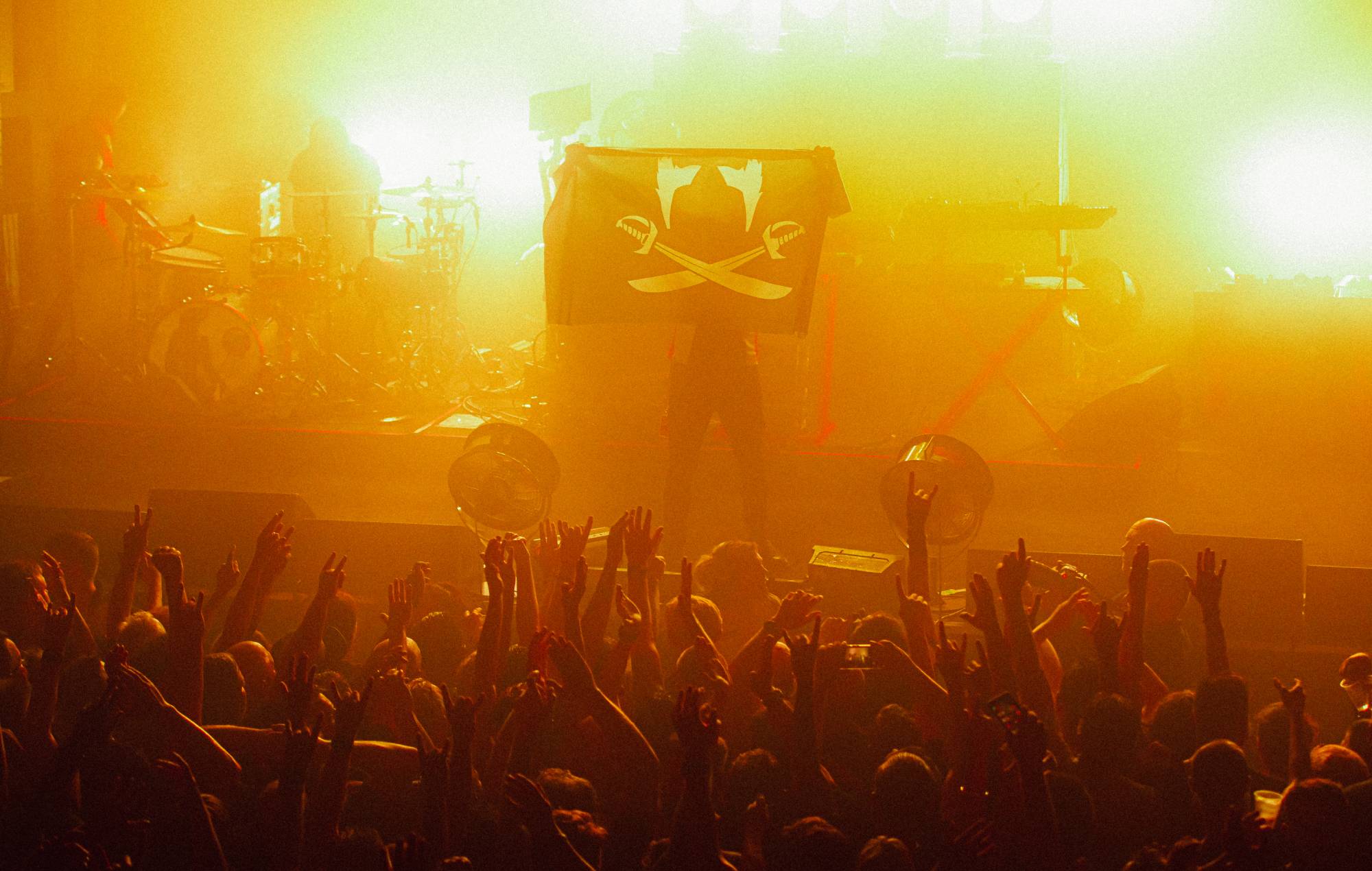 Vea cómo The Prodigy rinde homenaje a Keith Flint con 'Firestarter' en Londres