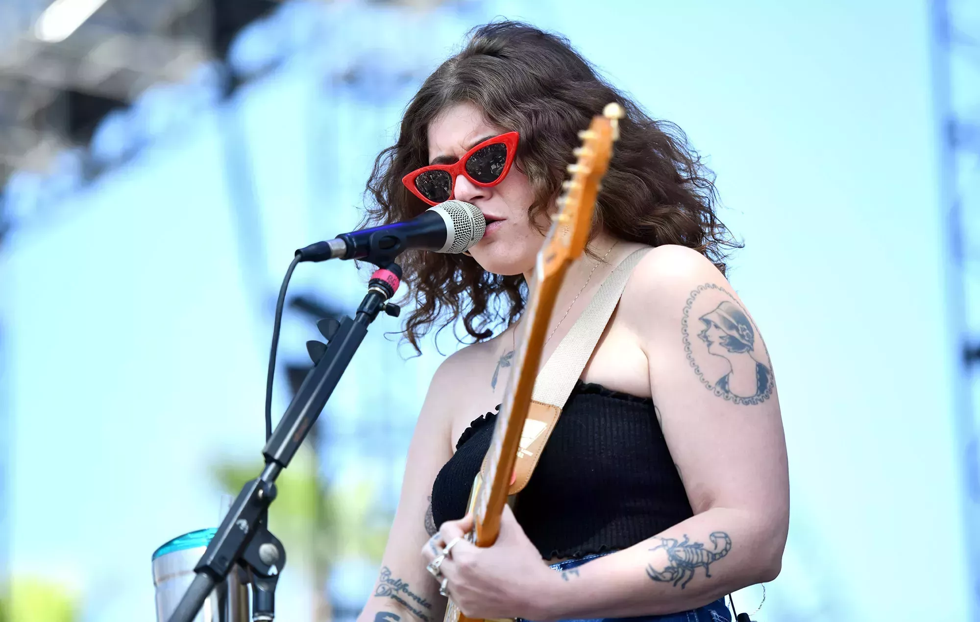 Vea el momento en que Bethany Cosentino, de Best Coast, canta el himno nacional de Estados Unidos