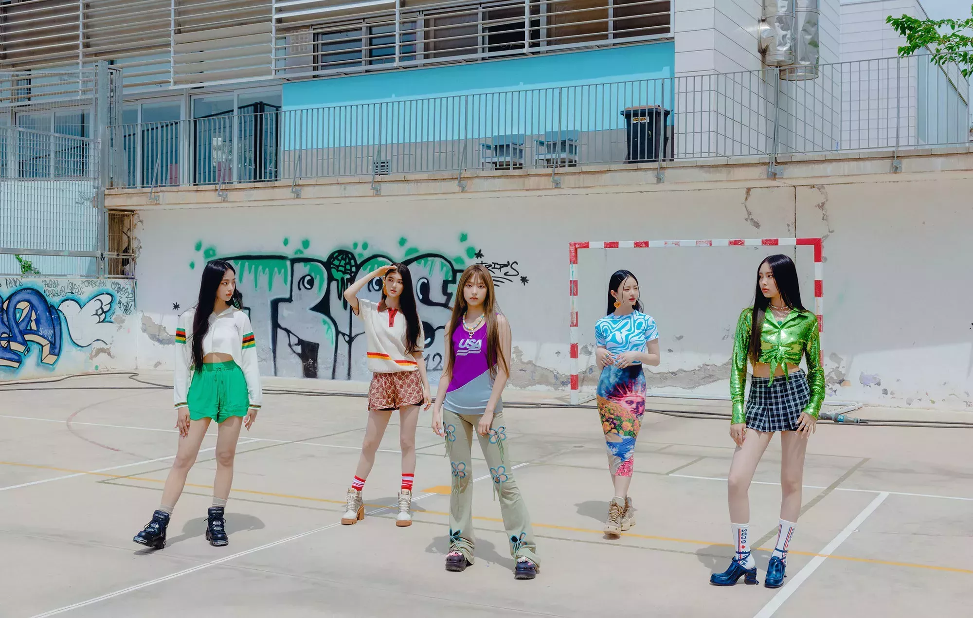 ADOR, la discográfica de NewJeans, responde a las críticas por las letras 