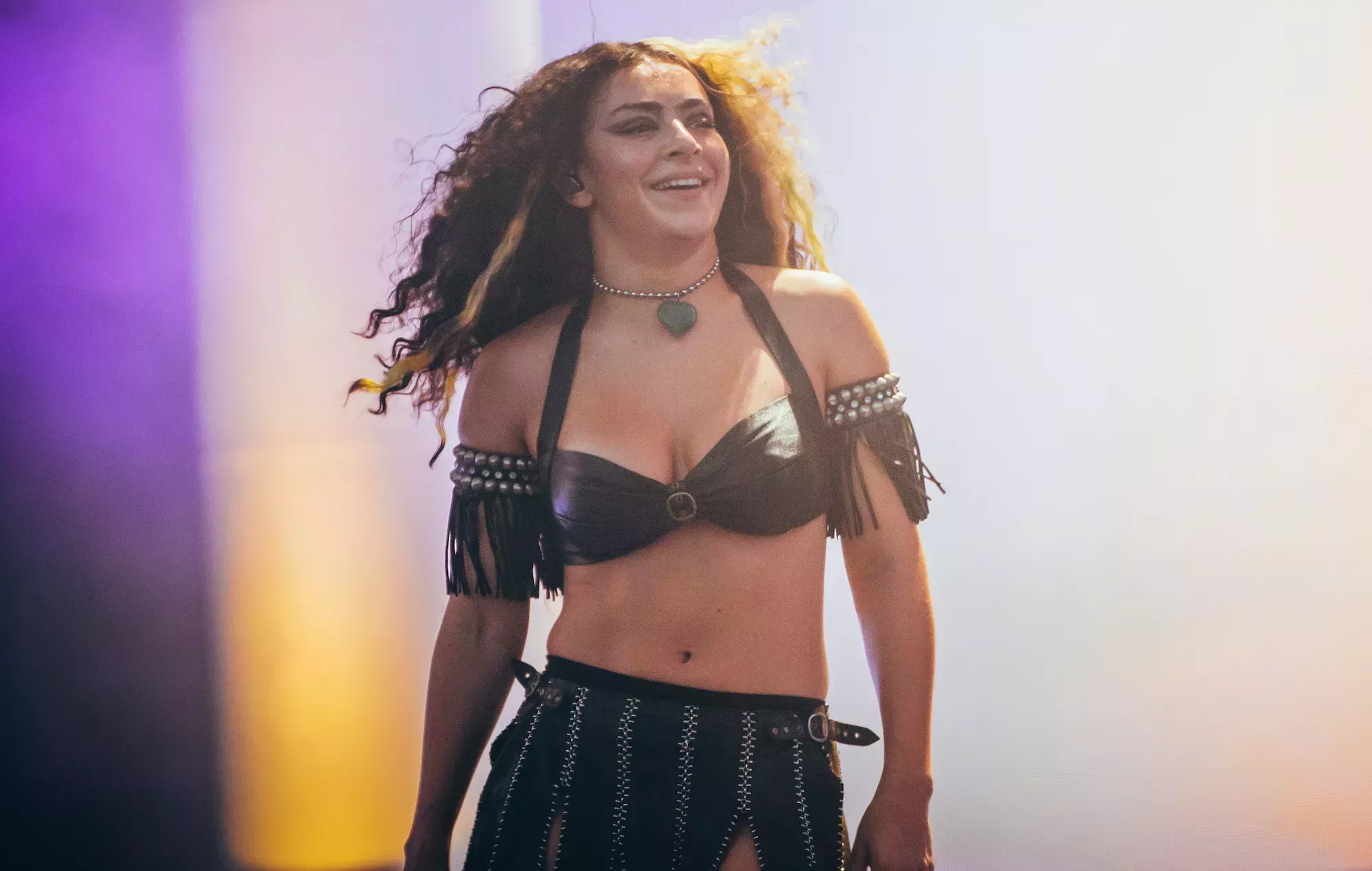 Charli XCX pospone su concierto en Brighton Revive Live por enfermedad
