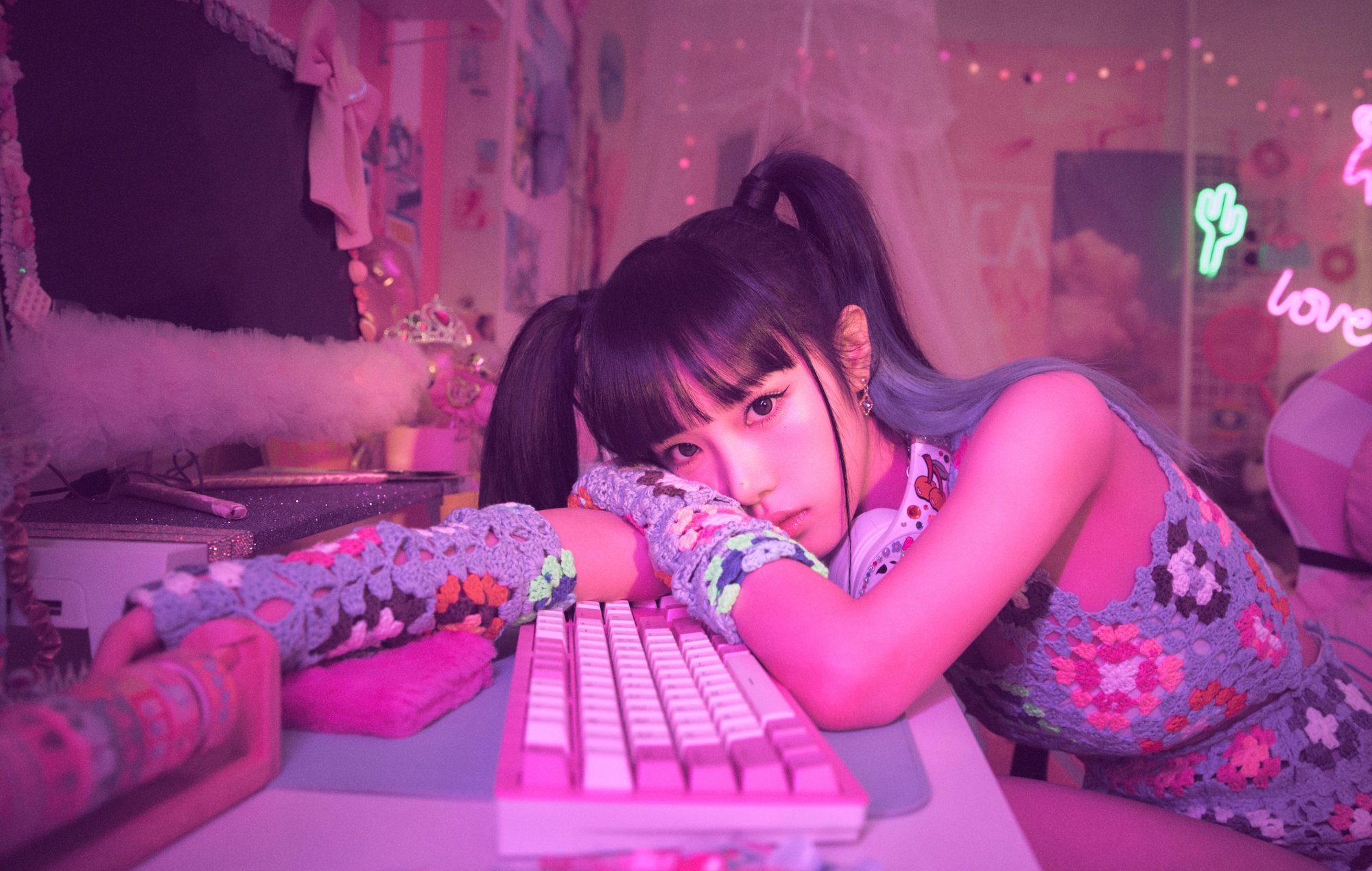 Choi Yena saca su lado gamer en su nuevo vídeo musical para "Smartphone