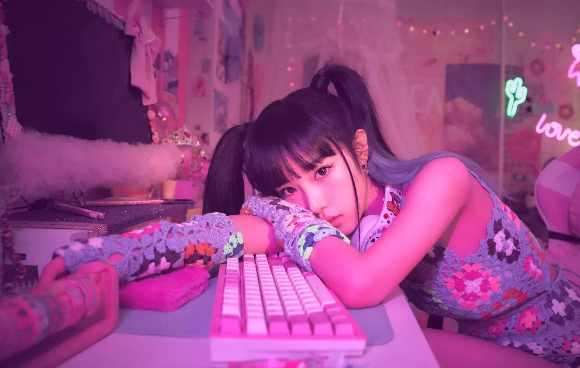 Choi Yena saca su lado gamer en su nuevo vídeo musical para 