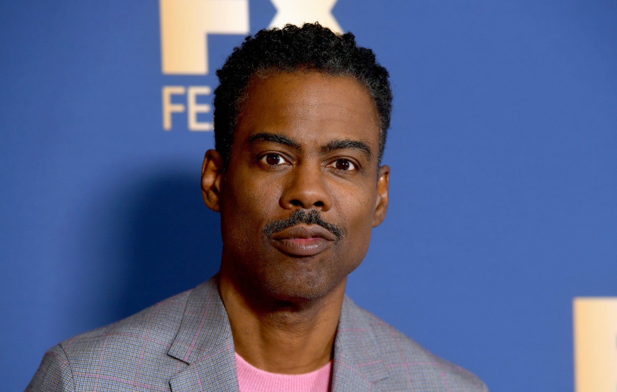 Chris Rock bromea con que fue abofeteado por "Suge Smith" tras el vídeo de disculpa de Will Smith