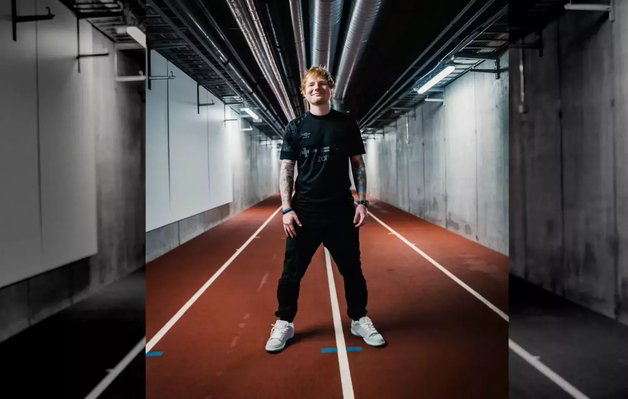 Ed Sheeran ha diseñado y modelado la nueva tercera equipación del Ipswich Town para la temporada 2022/23