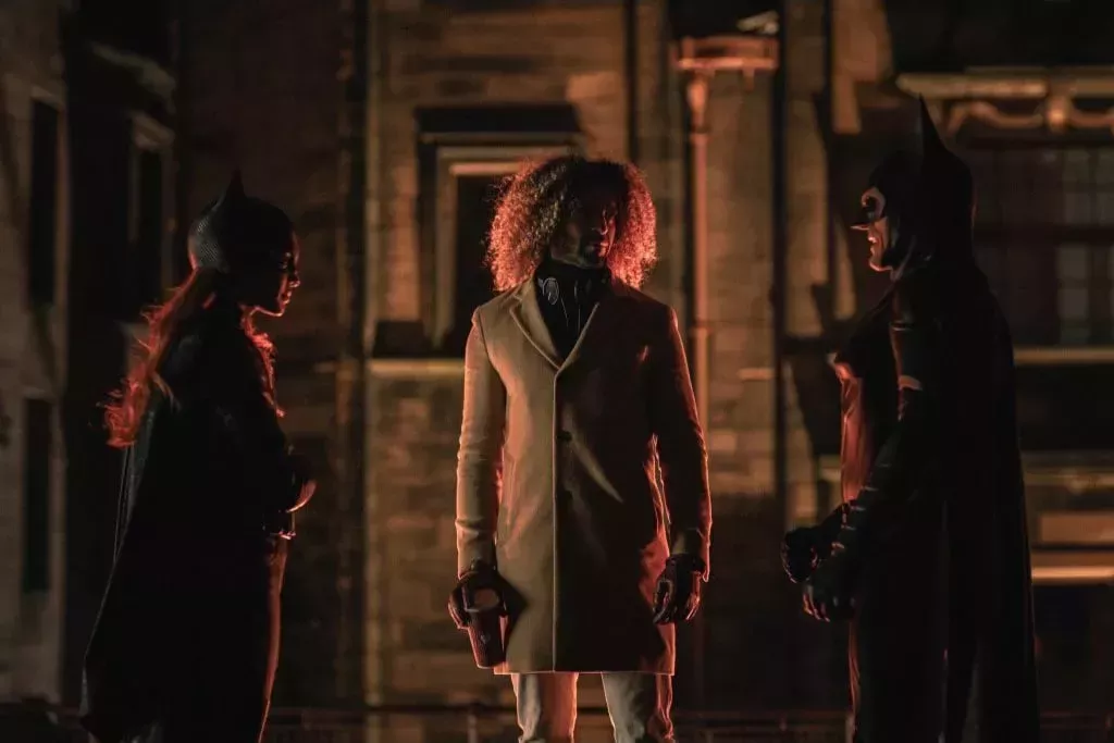 El director de Batgirl comparte una imagen del set de rodaje con Michael Keaton vestido de Batman