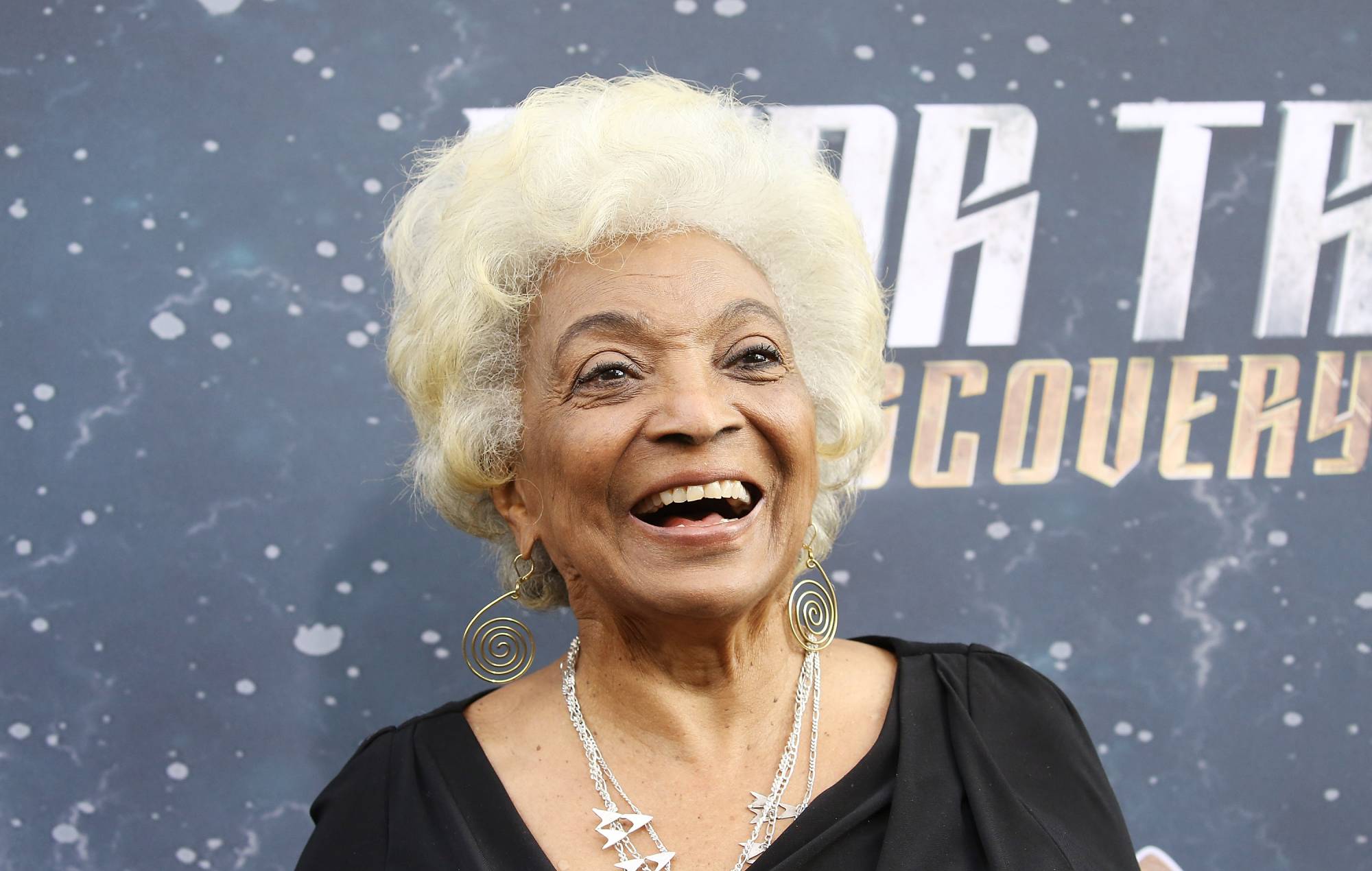 El "icono" de 'Star Trek' Nichelle Nichols ha muerto, a los 89 años