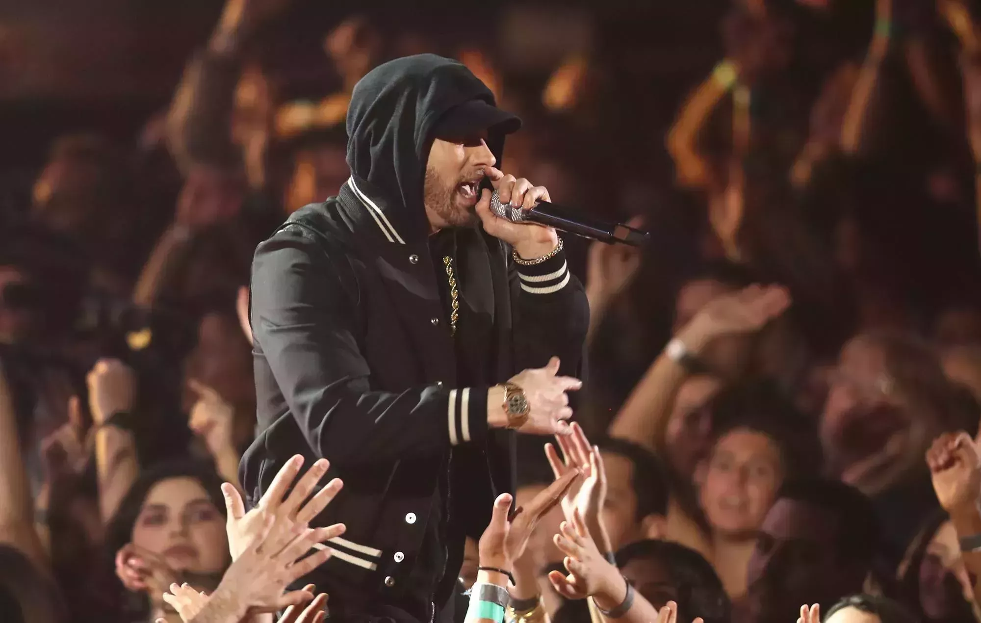 Eminem estrena el vídeo de la canción de 2009 'Crack A Bottle', 