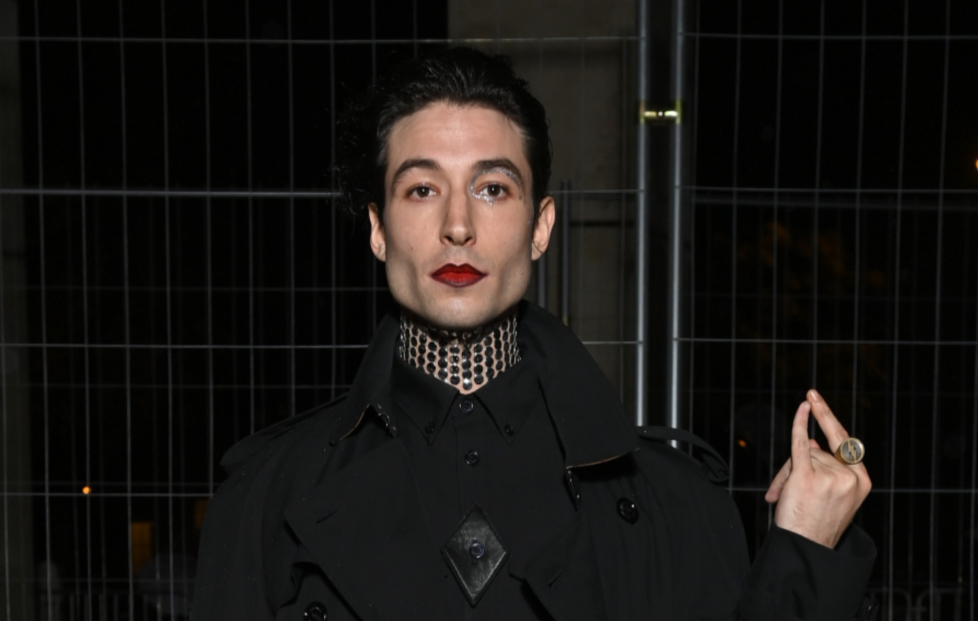 Ezra Miller ha sido acusado de un delito de robo