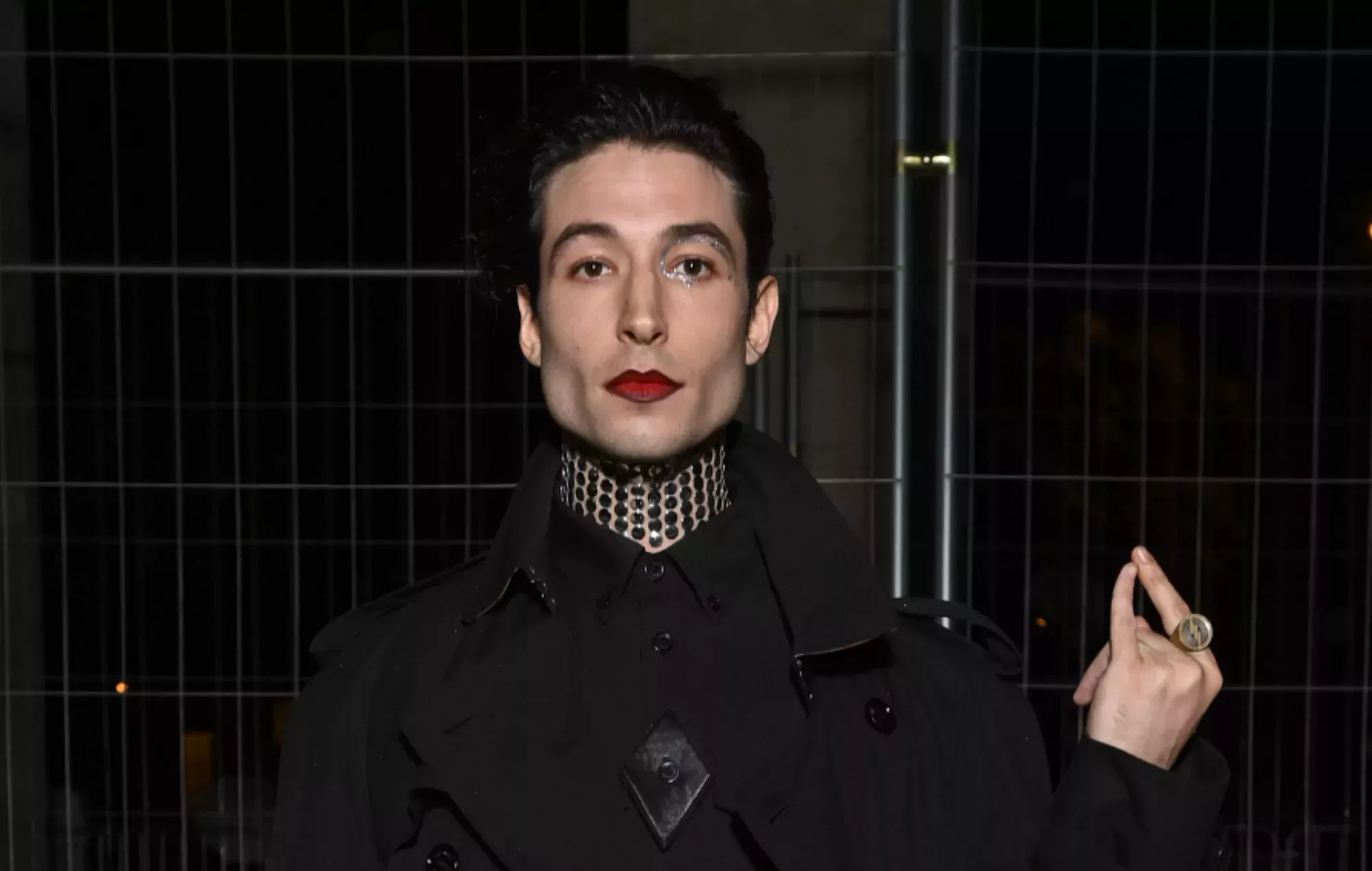 Ezra Miller ha sido acusado de un delito de robo