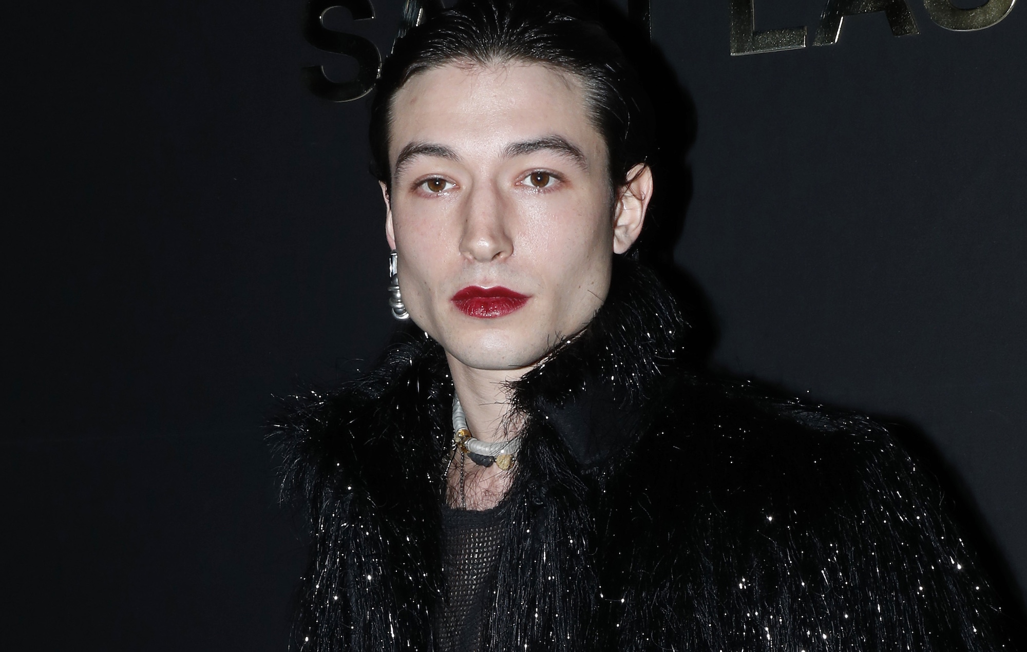 Ezra Miller se disculpa por su "comportamiento pasado" y comienza un tratamiento por "complejos problemas de salud mental"