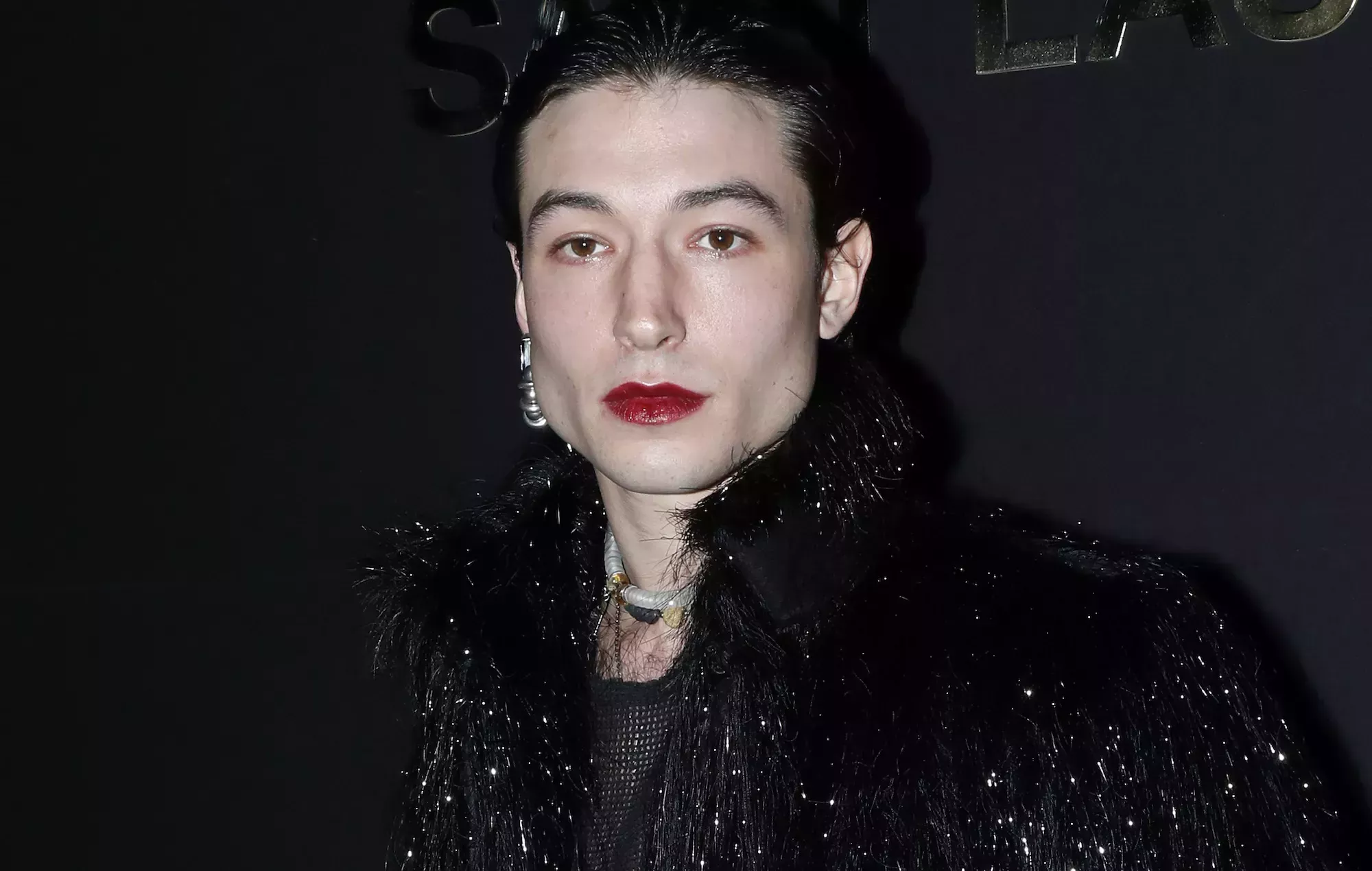 Ezra Miller se disculpa por su 